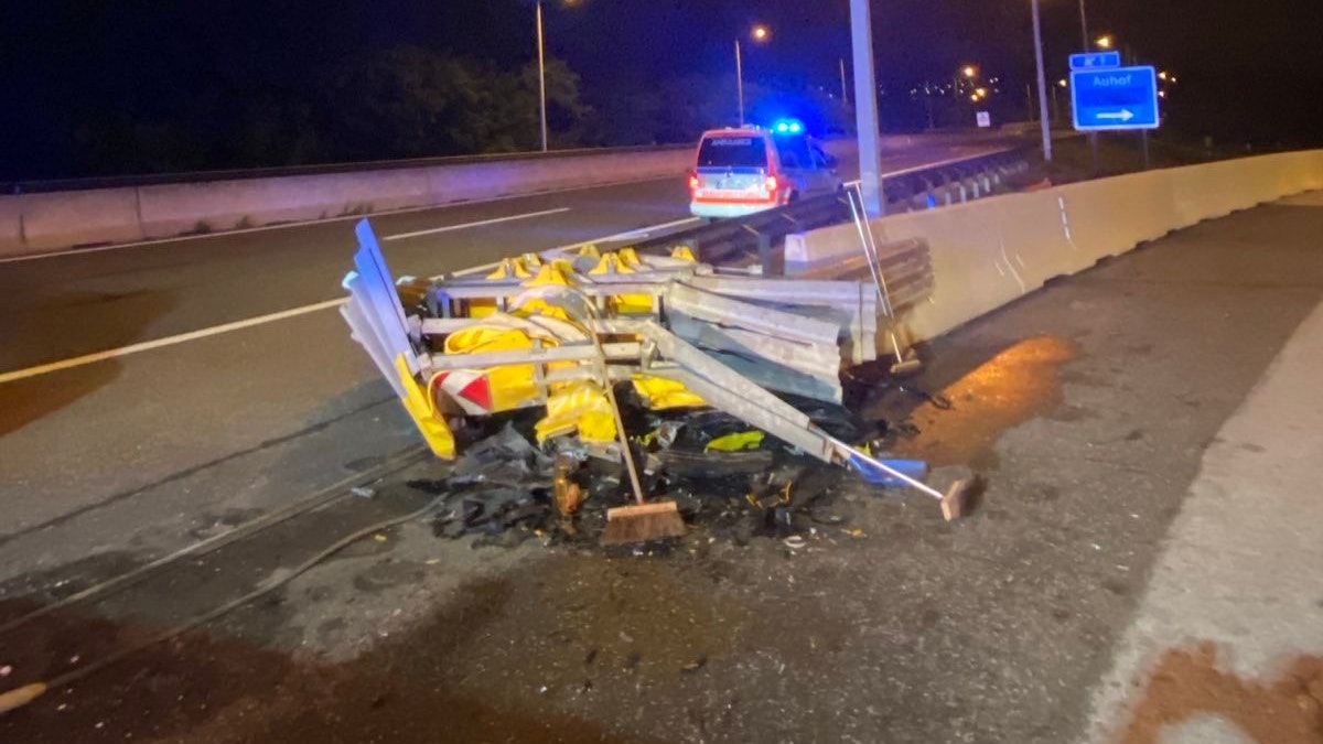 Auch der Aufpralldämpfer ist völlig demoliert.