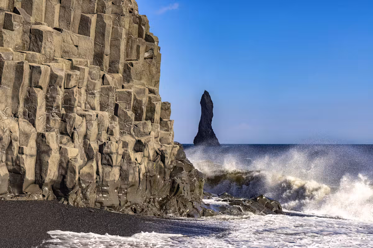 Ein neunjähriges Mädchen aus Deutschland ist am Strand Reynisfjara in Island ertrunken, nachdem eine starke Welle sie ins Meer gezogen hatte. (Symbolbild)