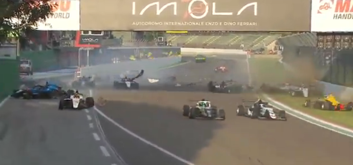 Chaos pur nach direkt nach dem Start in der Formel 4 in Österreich.