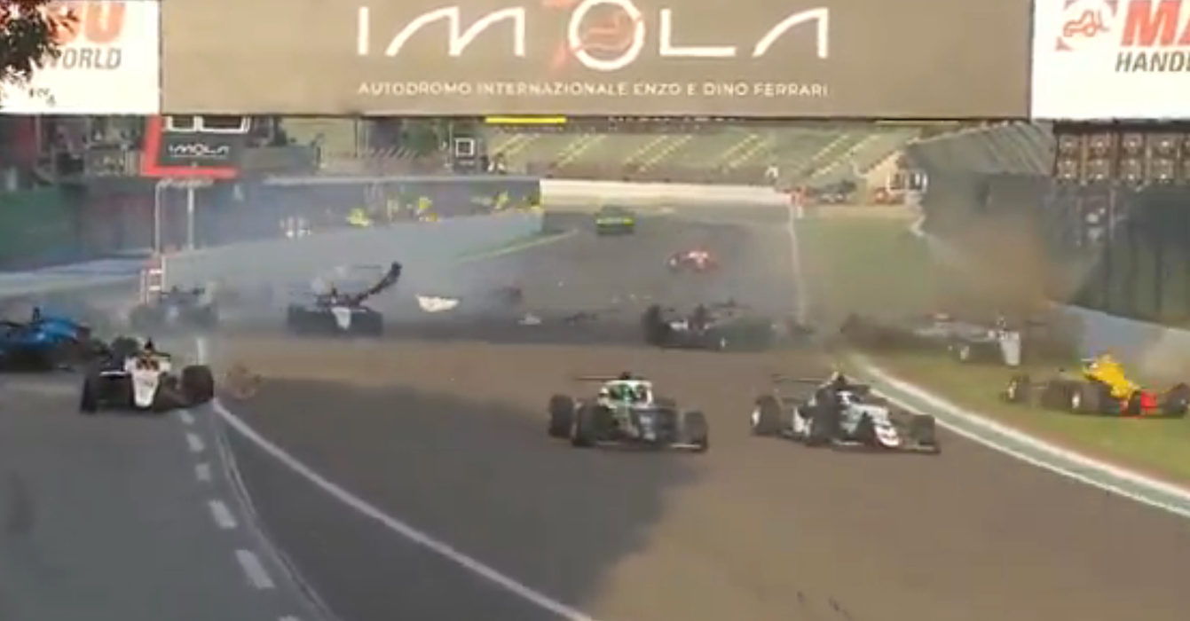 Heute.at - Chaos pur! Halbes Feld crasht direkt nach dem Start