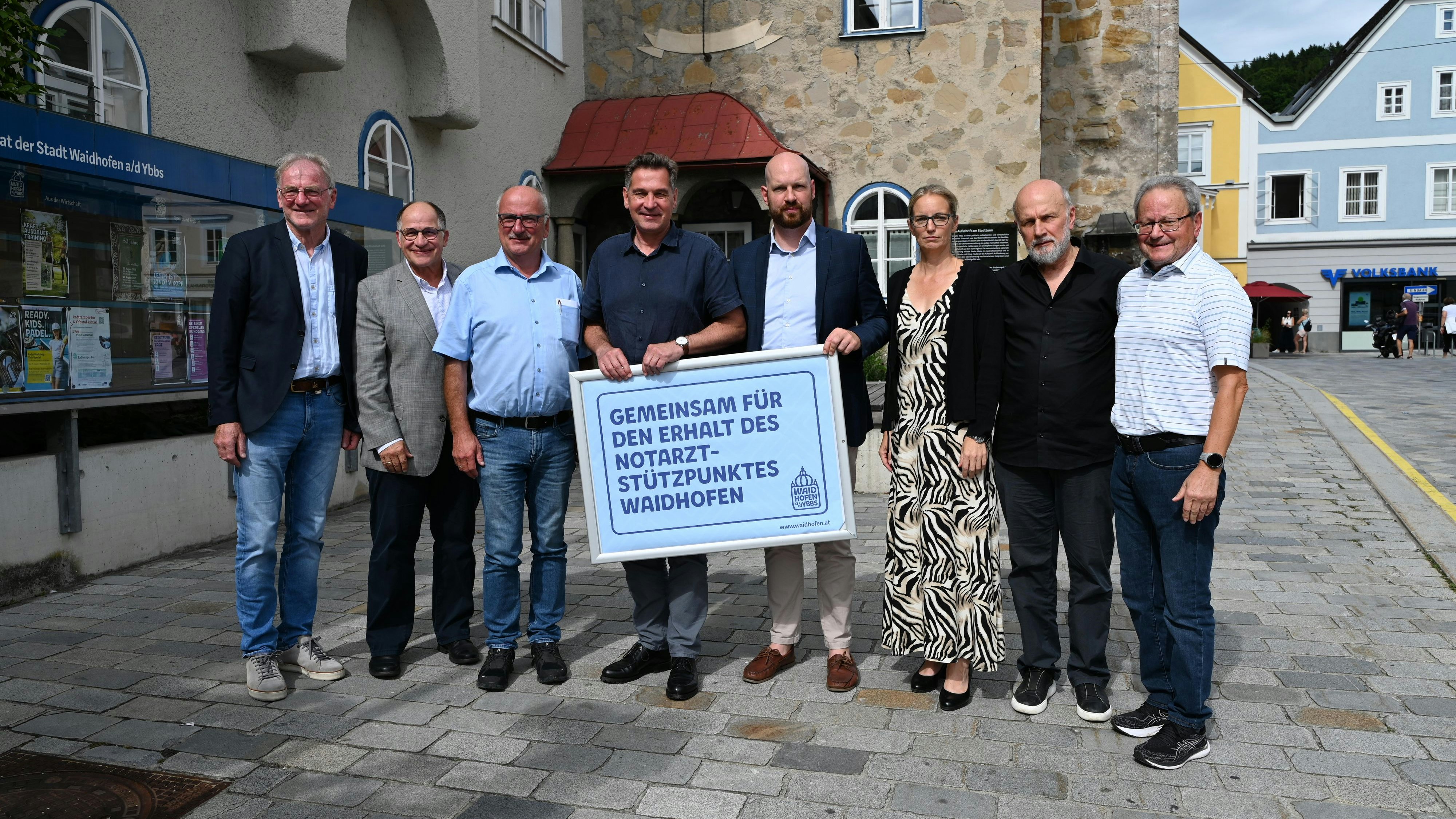 Protest gegen Schließungspläne: (v.l.) Bürgermeister von Göstling Friedrich Fahrnberger, Notarzt Klaus Katzensteiner (Vertreter Rotes Kreuz), Bürgermeister Ybbsitz Gerhard Lueger, Bürgermeister von Waidhofen und Kleinregion-Ybbstal-Sprecher Werner Krammer, Vizebürgermeister von Waidhofen Armin Bahr, Bürgermeisterin von Hollenstein Manuela Zebenholzer, Vertreter des Mediziner-Komitees "Herzalarm" Alfred Lichtenschopf und Helmut Krenn.