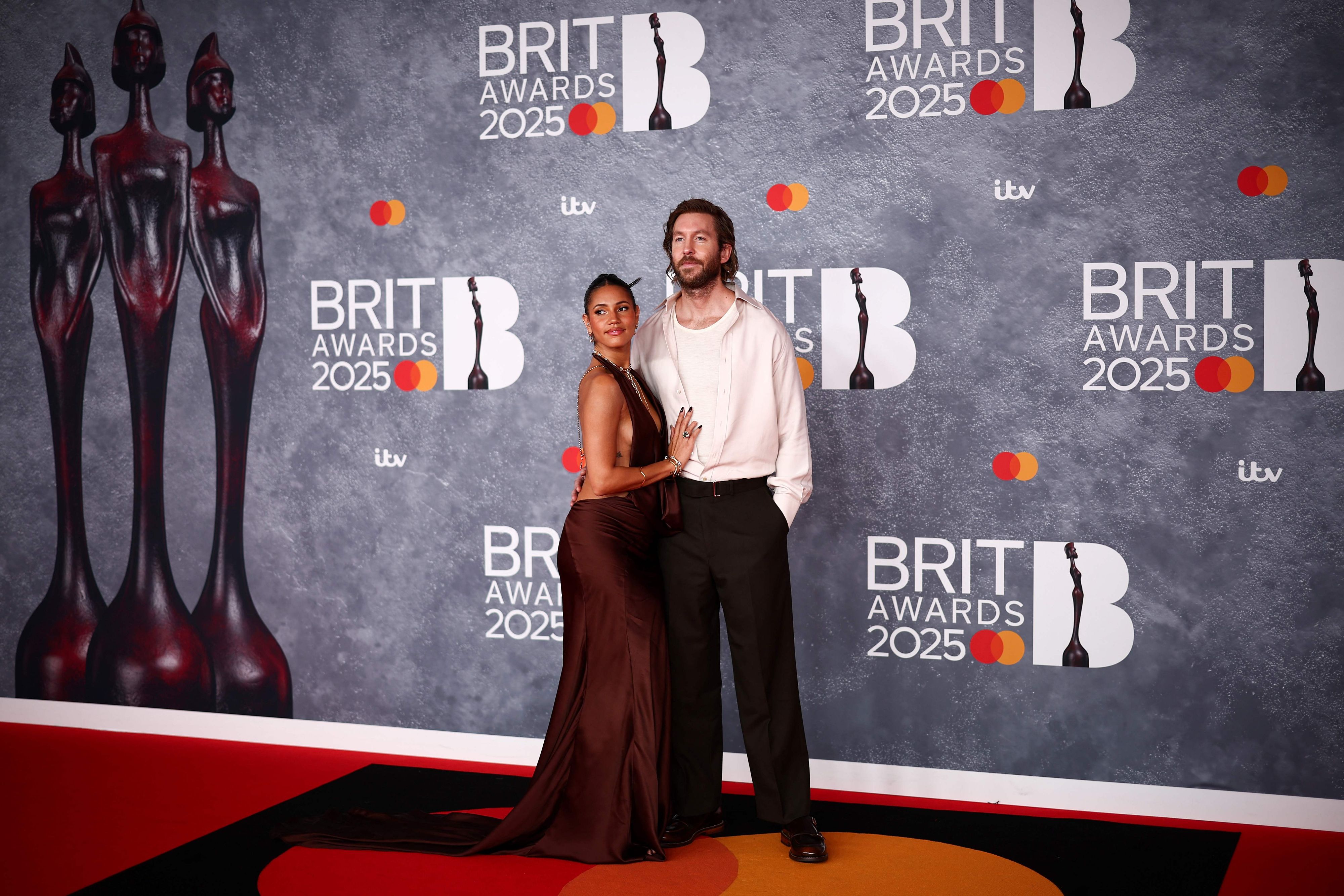 Calvin Harris und seine Ehefrau Vick Hope bei den BRIT Awards 2025.