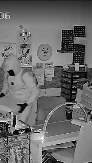 In Wien-Simmering ist in der Nacht auf Samstag ein Mann in ein Nagelstudio eingebrochen. Es dürfte nicht der erste Coup des Täters sein.
