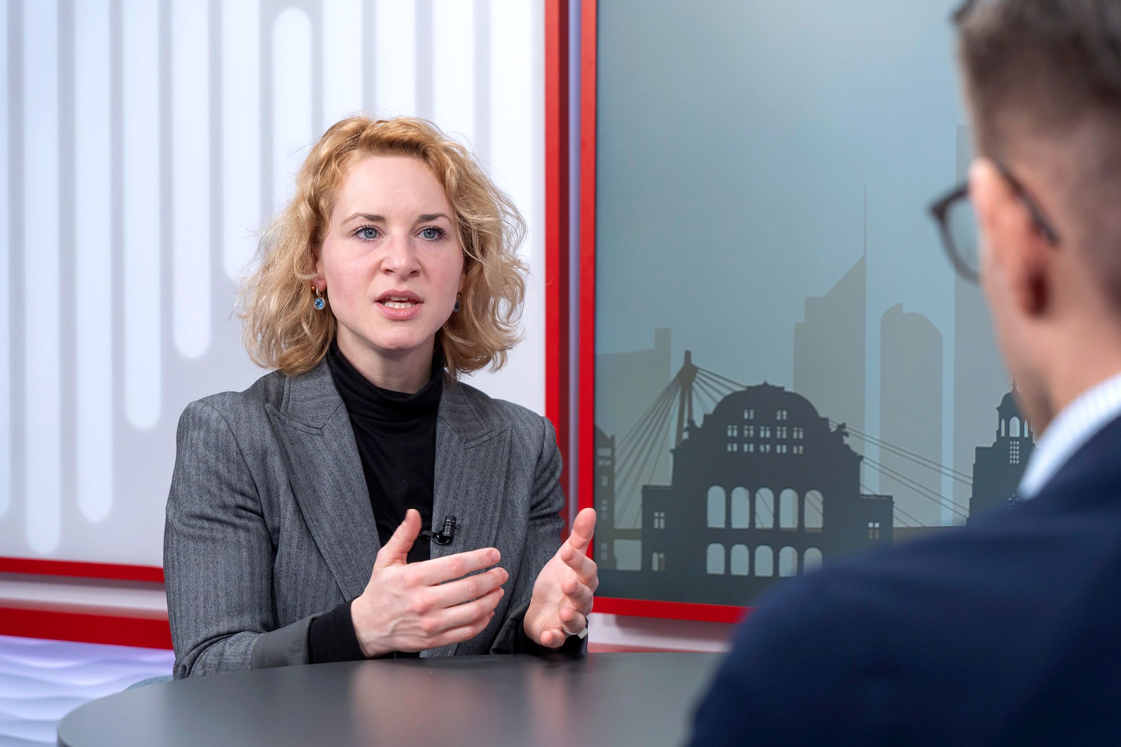 SPÖ-Frauenministerin Holzleitner will einen drastischen Schritt bei Gehältern setzen.