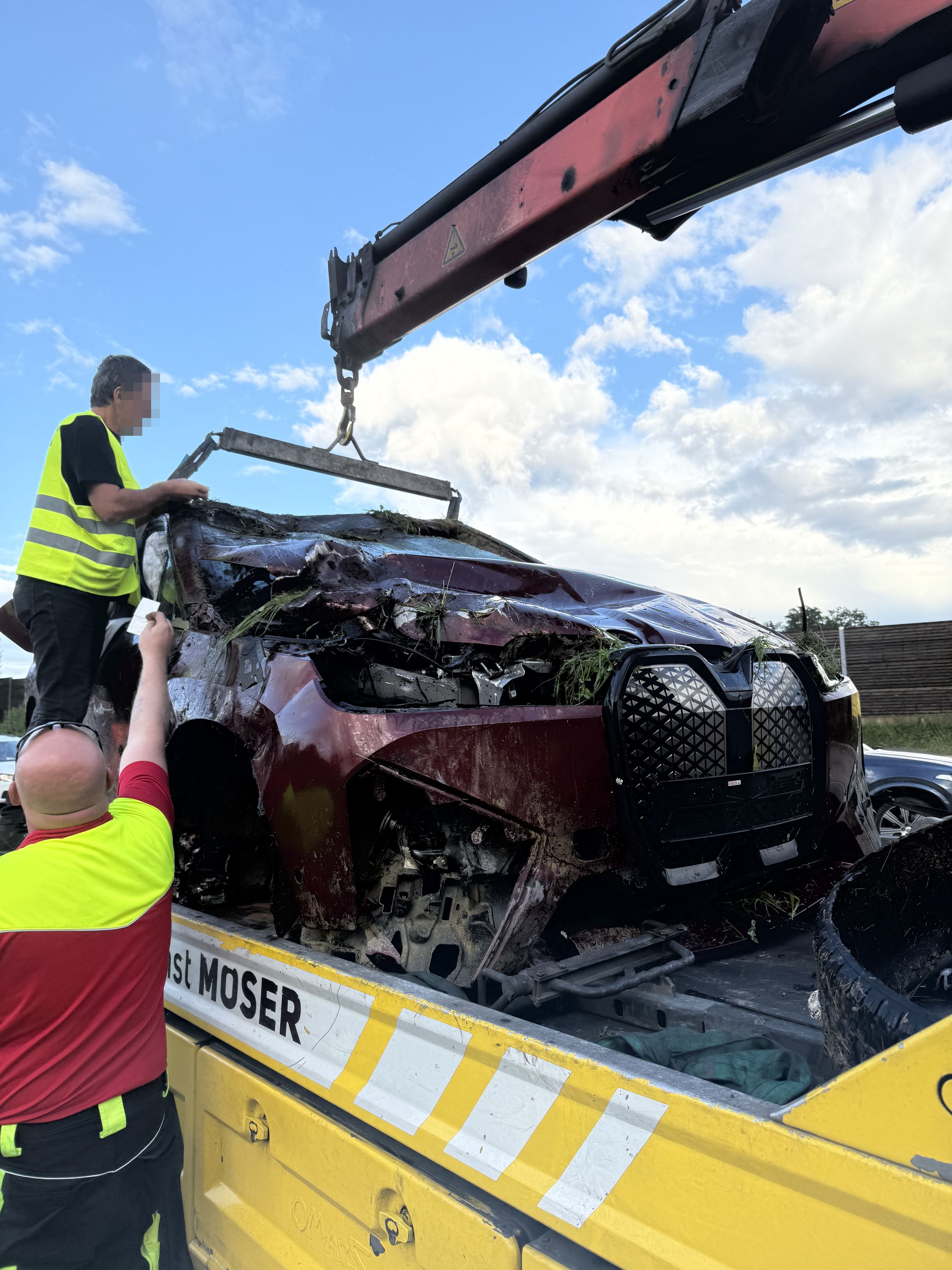 Schwerer Crash auf der A1 vor Sattledt: BMW iX überschlägt sich auf der Autobahn.