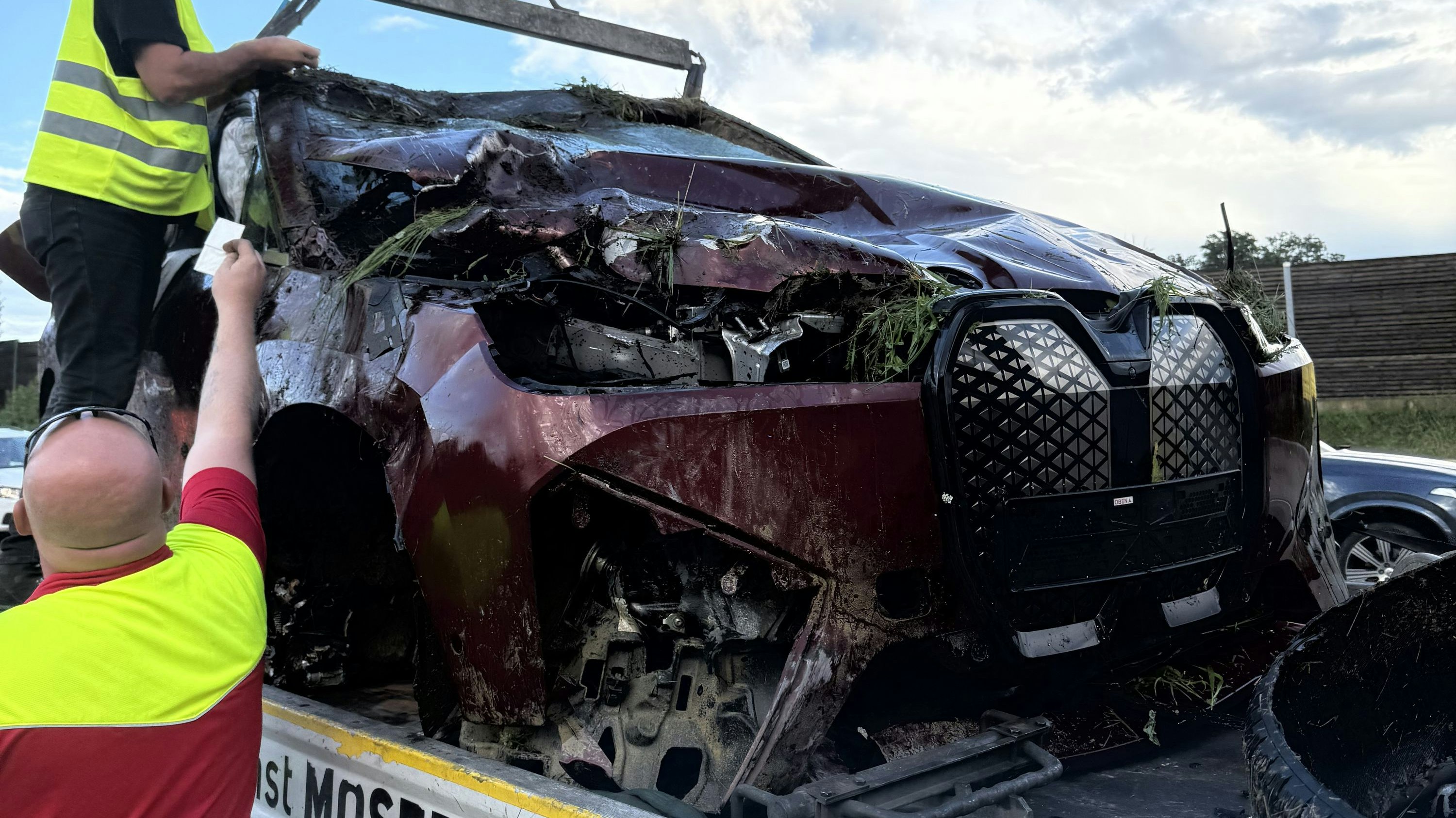 Schwerer Crash auf der A1 vor Sattledt: BMW iX überschlägt sich auf der Autobahn.