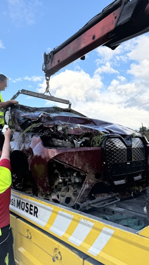 Ein Wiener fuhr mit seinem BMW iX auf der A1 in Richtung Salzburg, als er von einem Kastenwagen geschnitten wurde. Der Lenker verlor die Kontrolle.