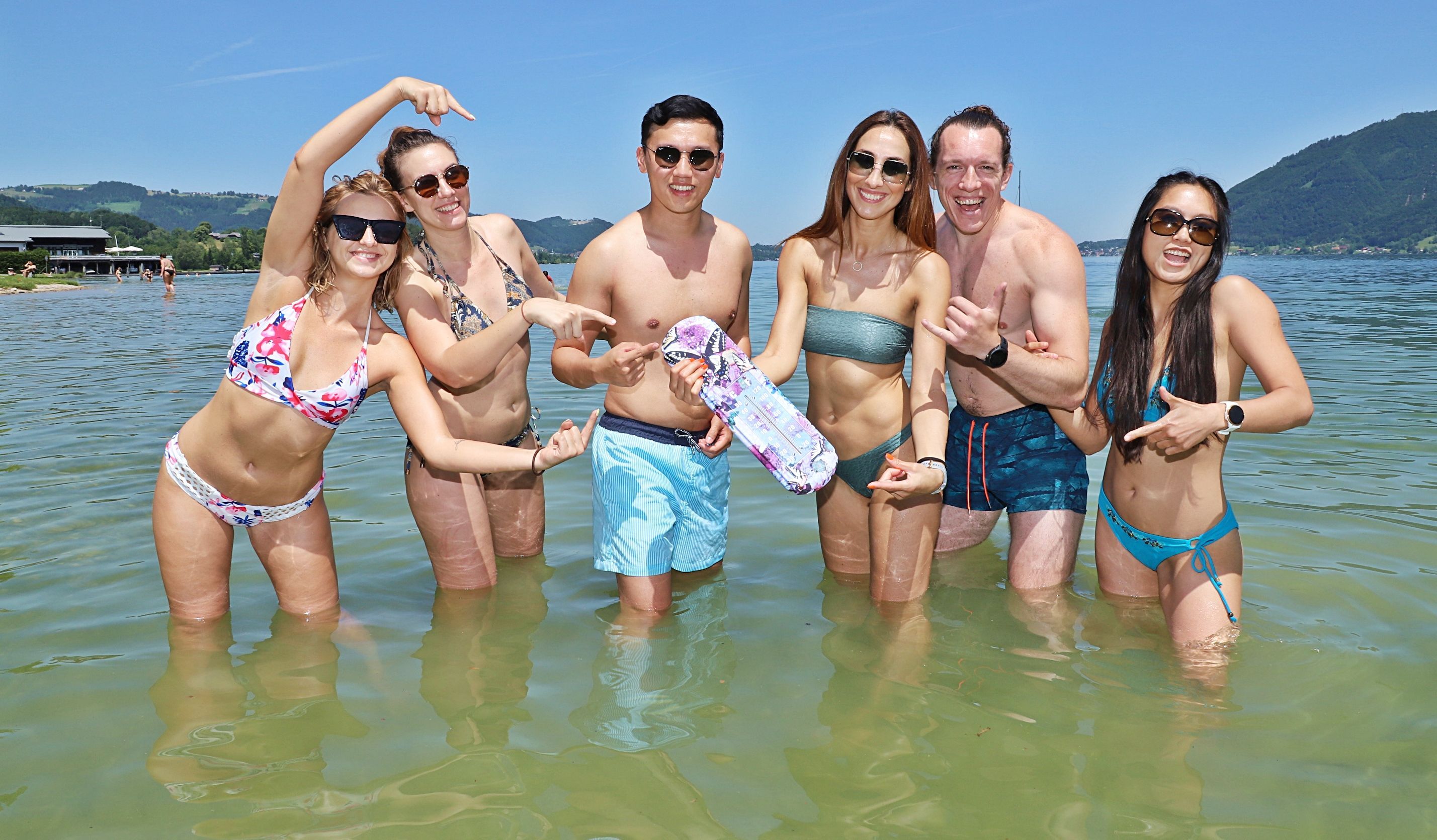 Am kommenden Wochenende wird es wieder heiß. In Oberösterreich sind bis zu 35 Grad möglich. Badegäste wie hier am Traunsee können sich also freuen (Archivbild)