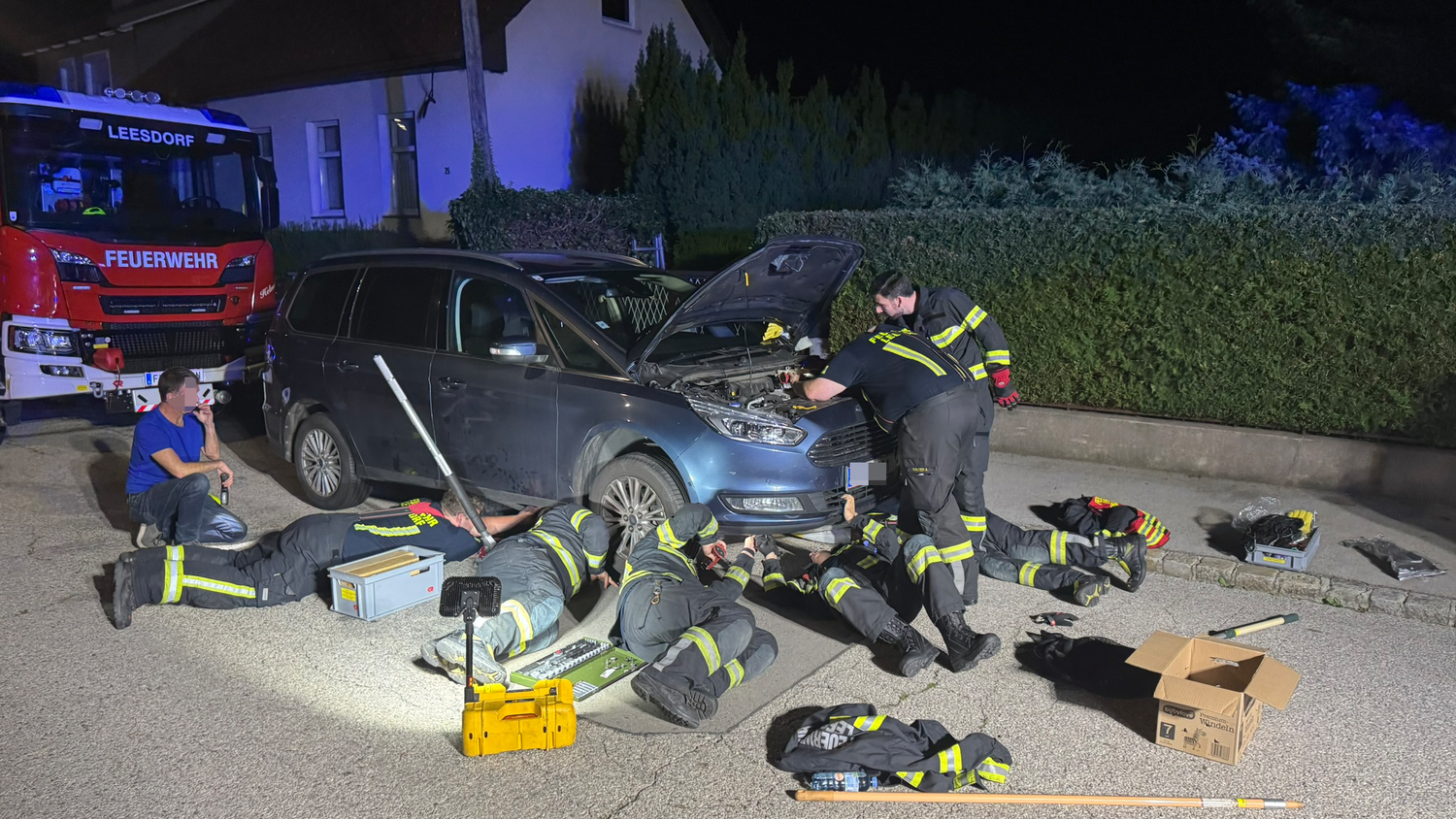 Tierische Rettungsaktion: Feuerwehr rettet Babykatze aus Motorraum
