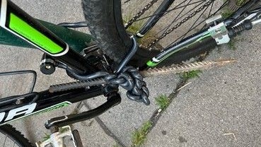 Mit dieser Eisenstange wollten die mutmaßlichen Täter das Schloss gewaltsam öffnen.