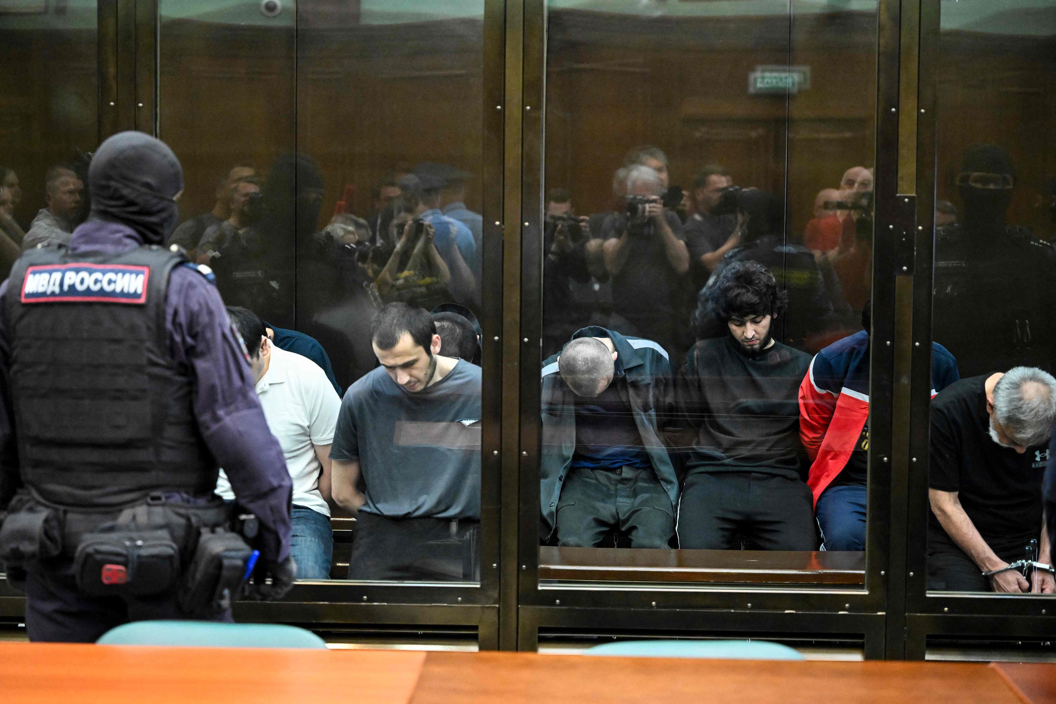 In Moskau hat am 4. August 2025 ein Strafprozess gegen die vier mutmaßlichen Attentäter und 15 mutmaßliche Komplizen der Attacke auf der Konzerthalle Crocus begonnen.