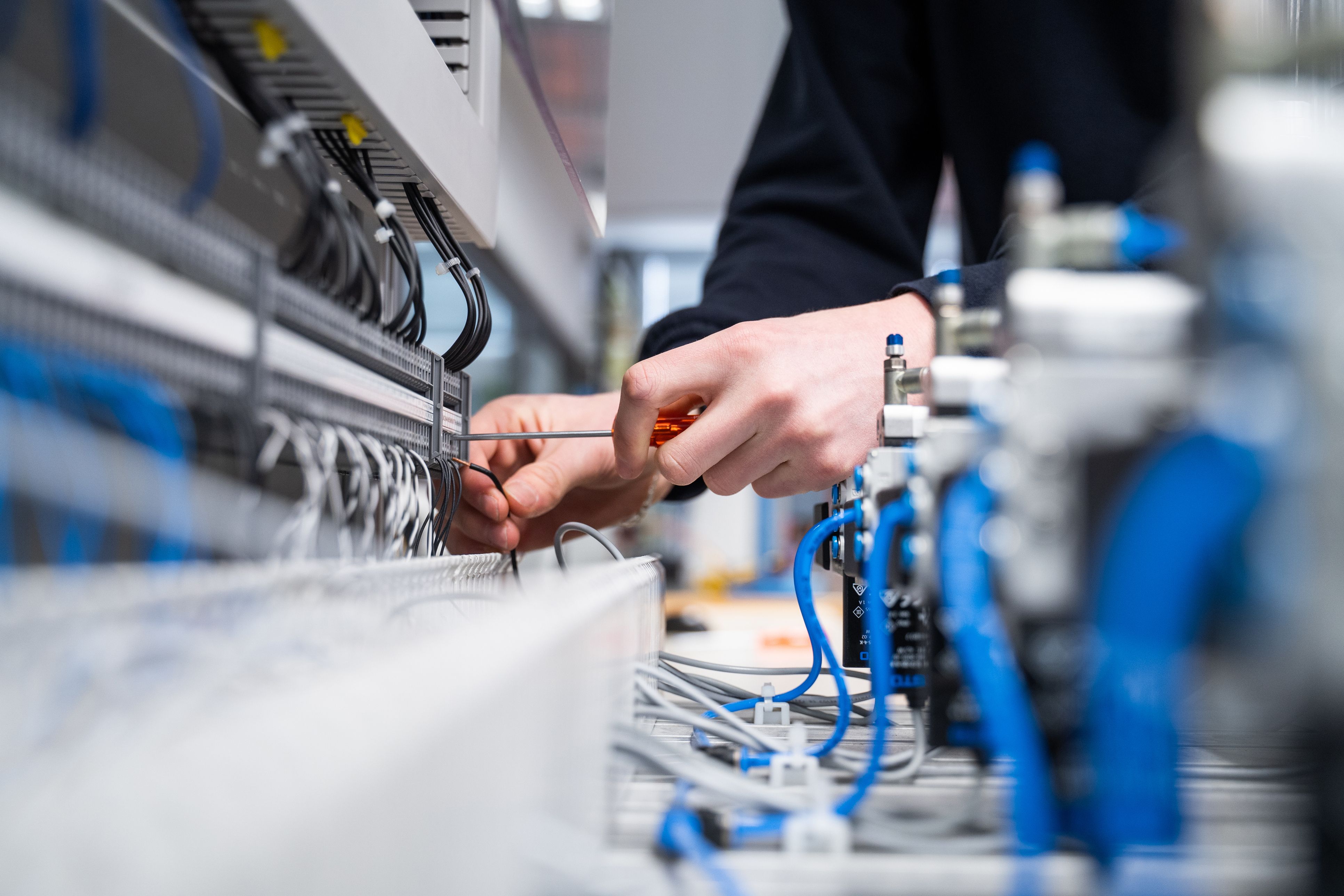 Der junge Mann würde gerne IT-Techniker werden. (Symbolbild)