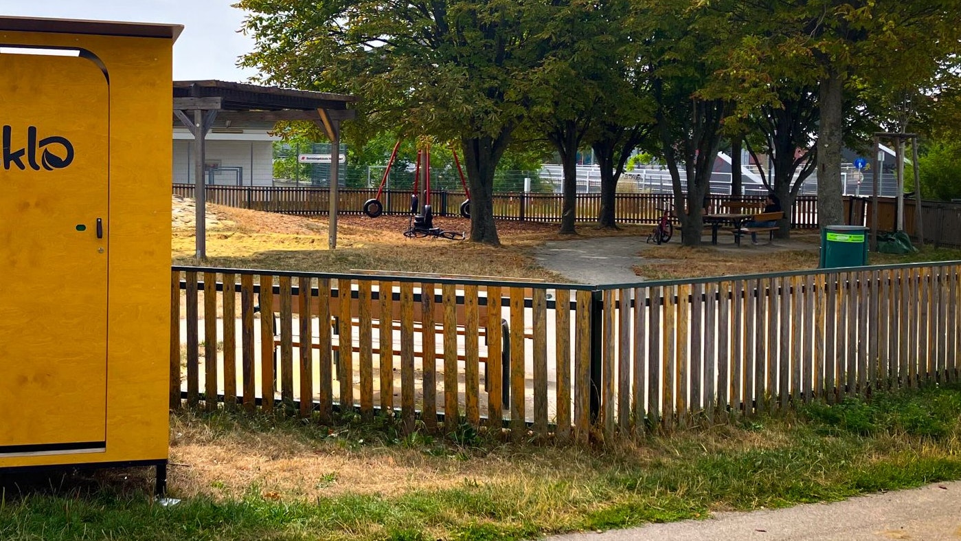 Heute.at - Nutzen mobiles WC nicht – Arbeiter urinieren auf Zaun