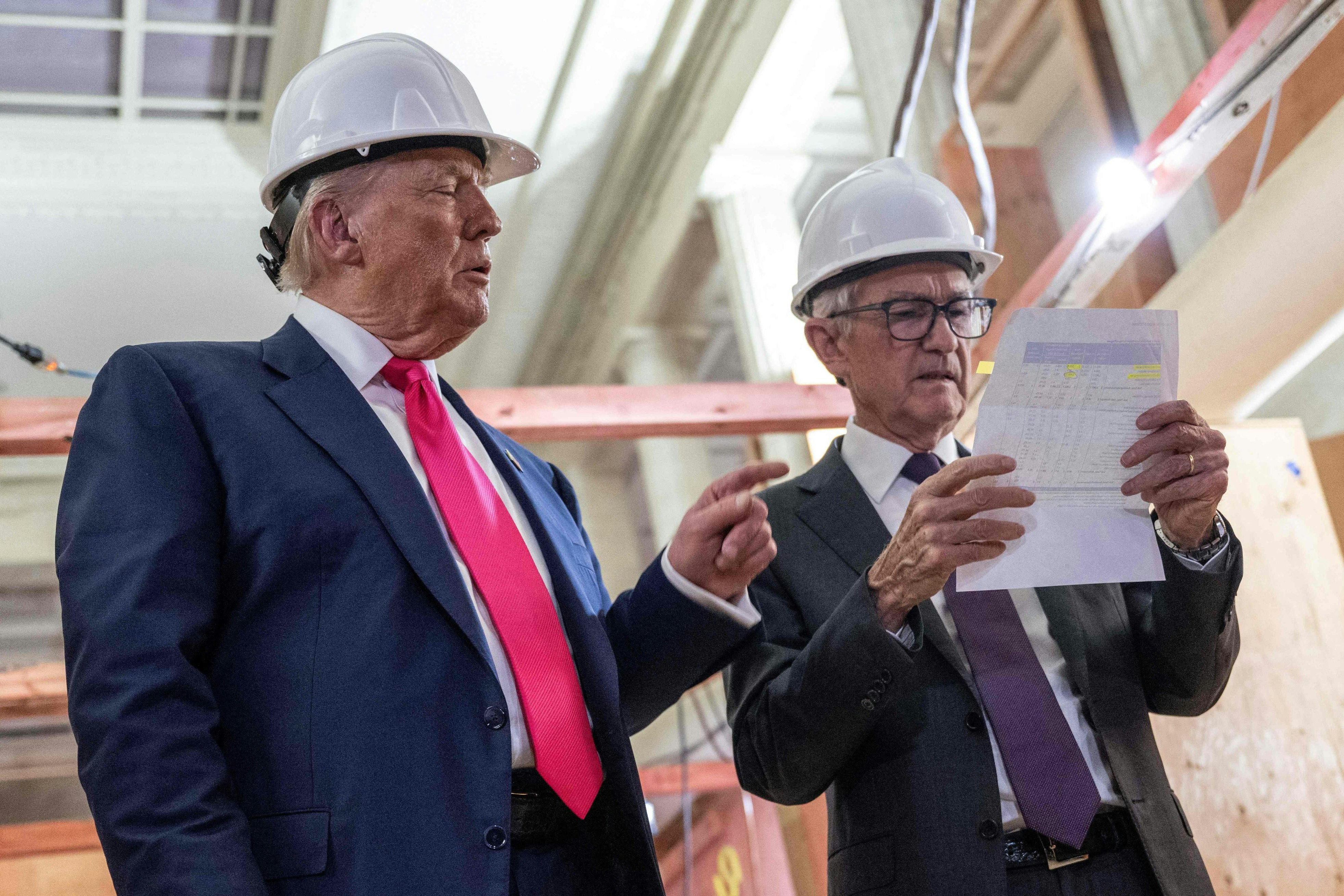 Seit Monaten fordert Trump von Notenbankchef Jerome Powell (r.) eine Änderung der Zinspolitik der USA – hier auf der Baustelle der Federal Reserve in Washington, die gerade renoviert wird