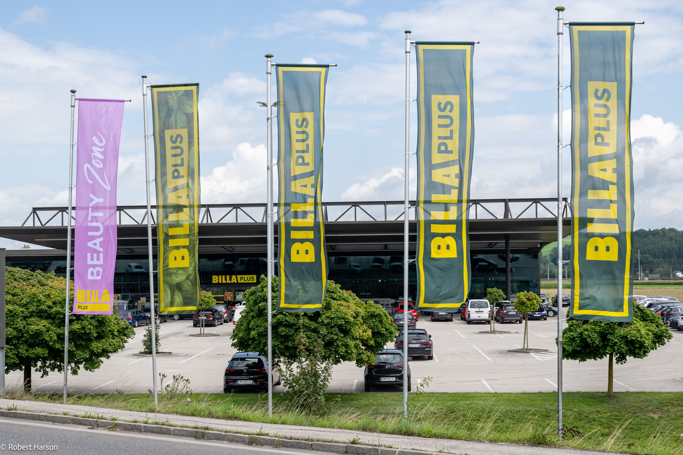 Der seit 2001 bestehende BILLA PLUS Markt in der Otto-Schott-Straße wurde nach rund einem Monat Umbauzeit um die erste BILLA PLUS Beauty Zone in Österreich erweitert.