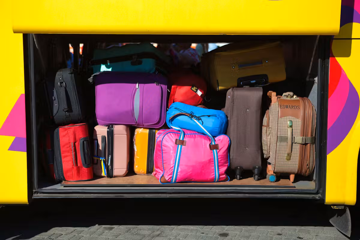 Ein Busfahrer bemerkte Bewegungen in einem Koffer, als bei einem Halt ein Fahrgast um Zugang zum Gepäckraum bat