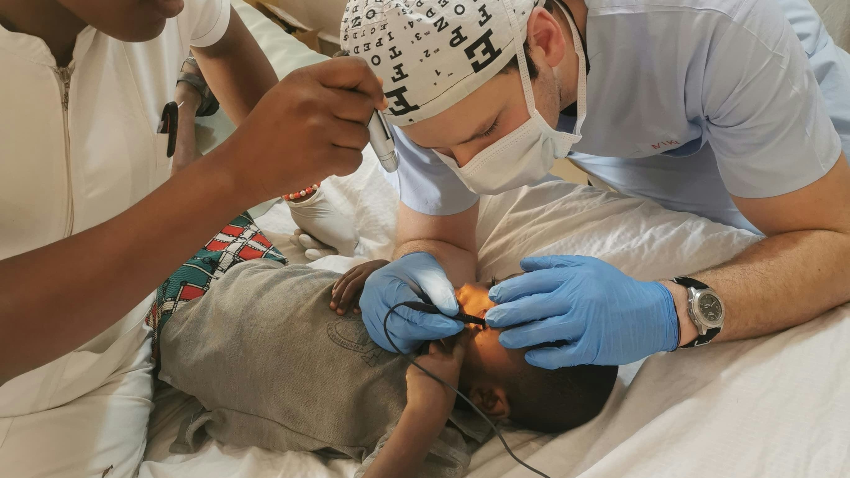 Nikolaus Hommer bei der Vorbereitung zur OP