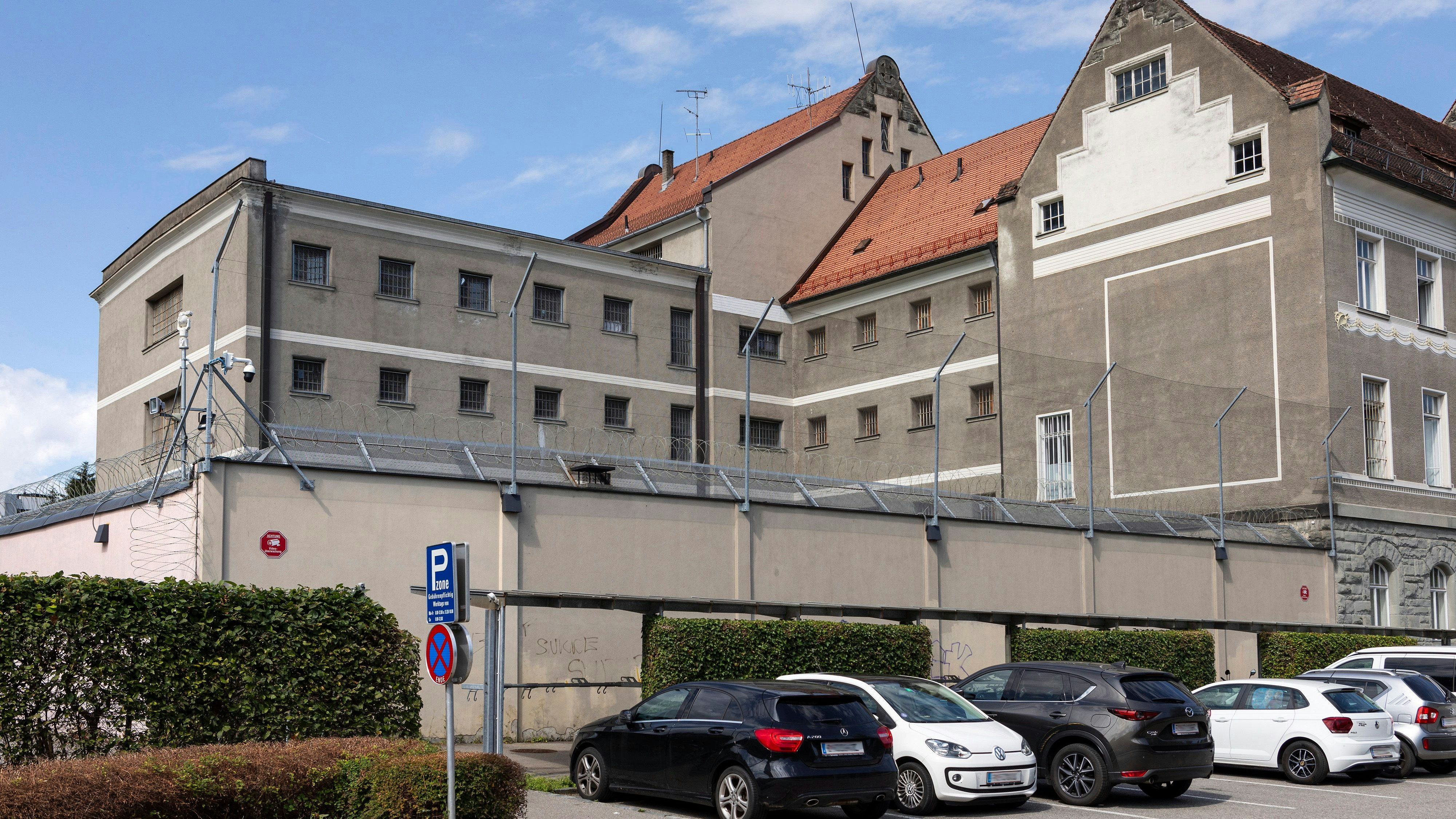 Heute.at - Luxus im Häfn: Beamtin betrieb Schmuggel für Rockergang