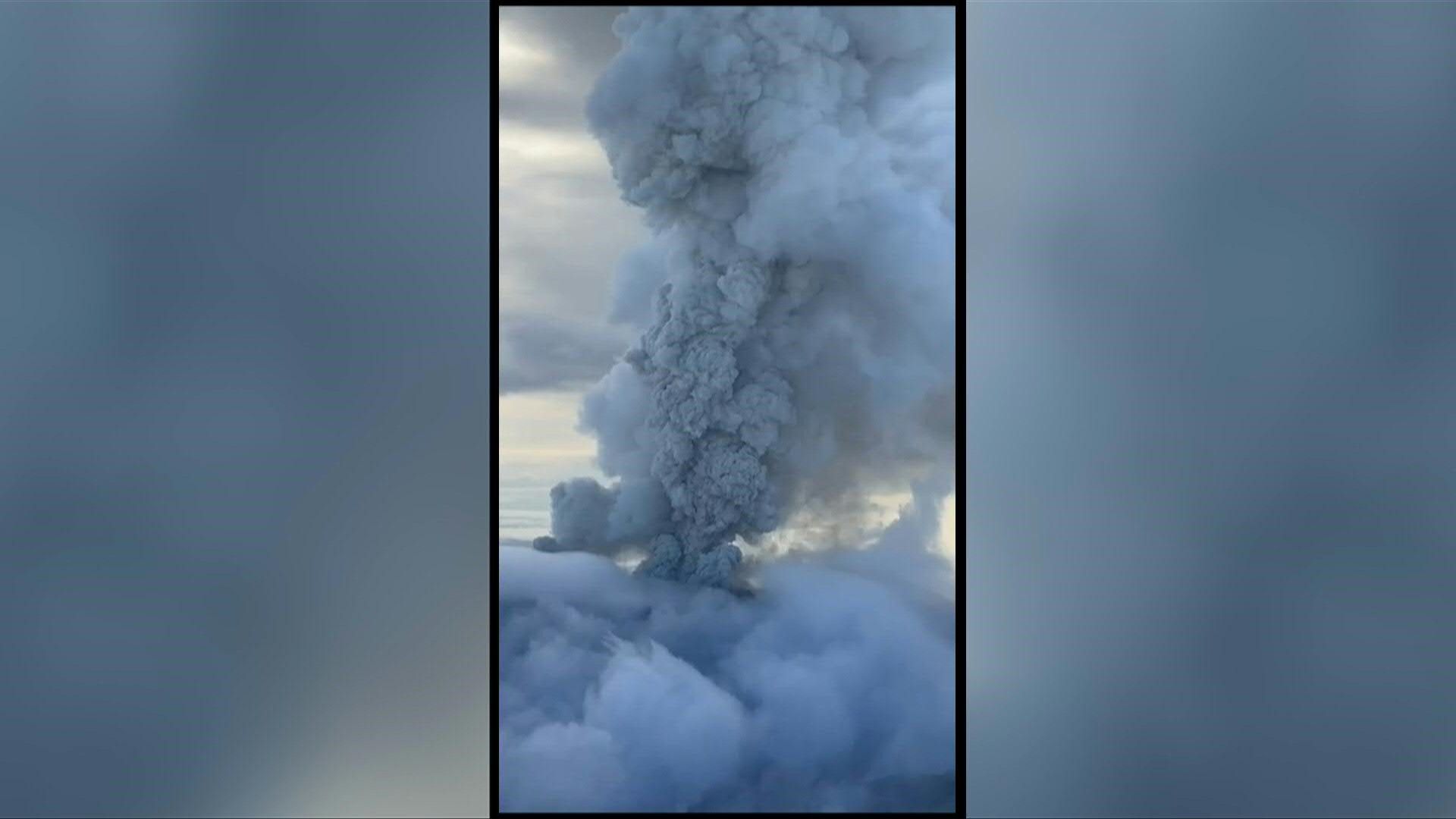 Aschesäule über dem ausgebrochenen Vulkan.