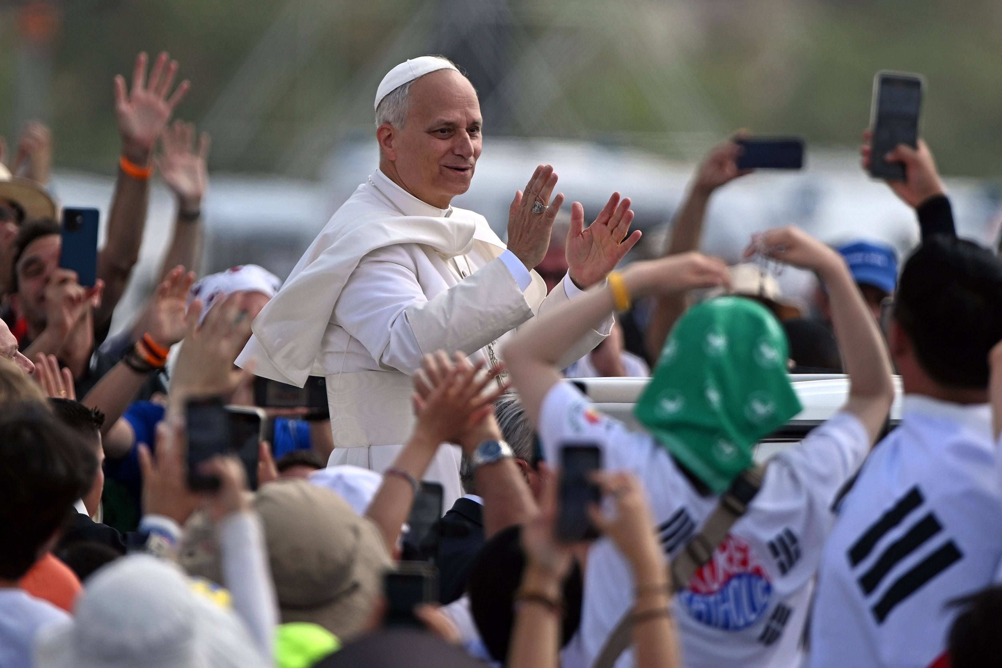 Papst Leo auf dem Papamobil. 
