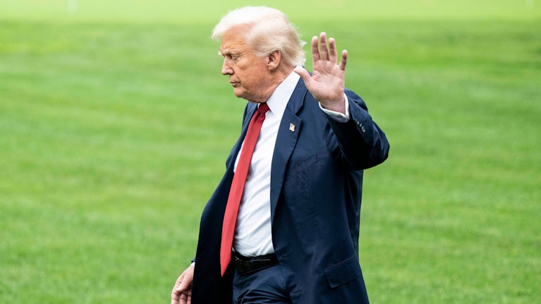 Dekrete, Sonderzölle, Drohungen: Seit April versucht der US-Präsident, die Weltwirtschaft umzukrempeln. Jetzt machen sich die Folgen der Politik auch in den USA bemerkbar. Götterdämmerung? Oder alles halb so wild? Finanzexpertin Monika Rosen analysiert.