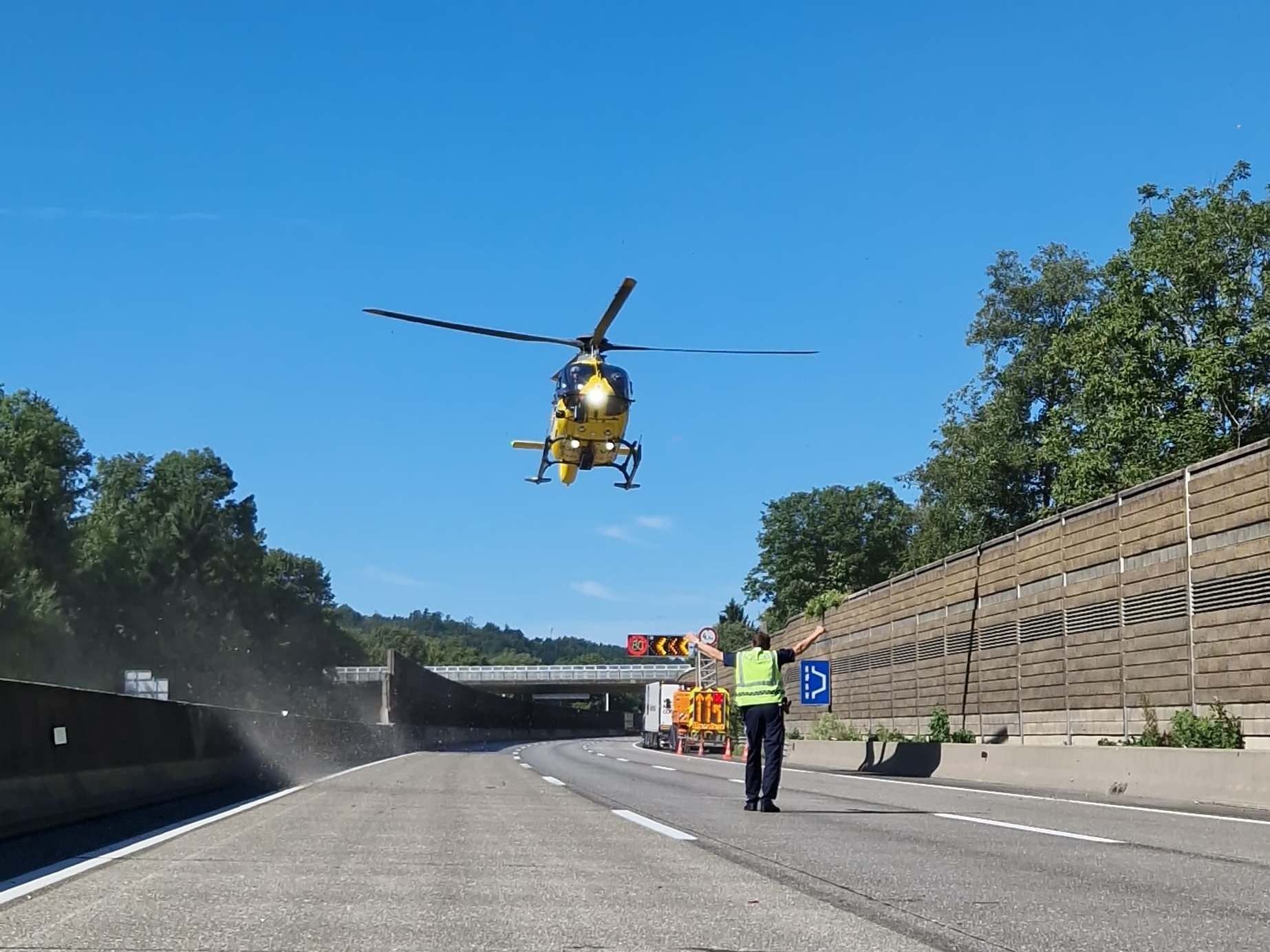 Ein Hubschrauber landete am Montag auf der A2.