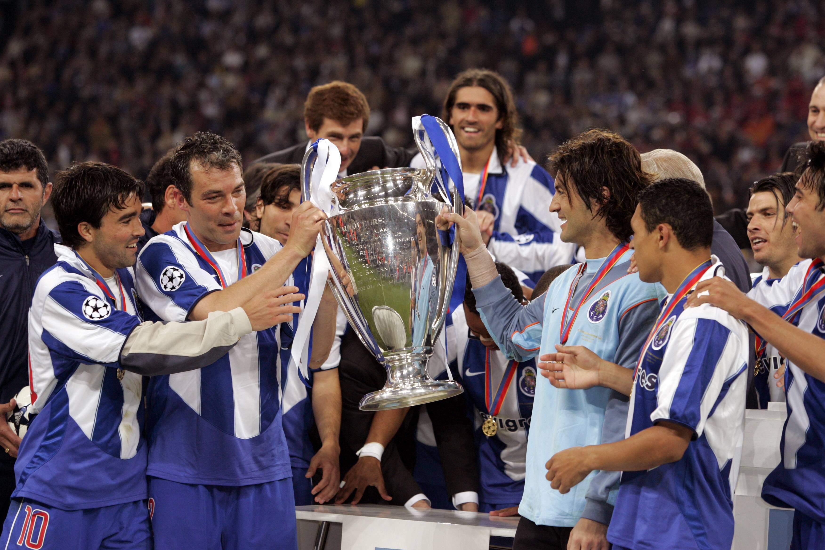 Der FC Porto gewann 2004 mit Kapitän Jorge Costa (2.v.l.) die Champions League.