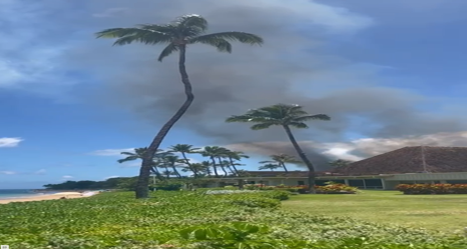 Auf Maui in Hawaii ist ein Feuer ausgebrochen, Helikopter und Feuerwehr sind im Einsatz.