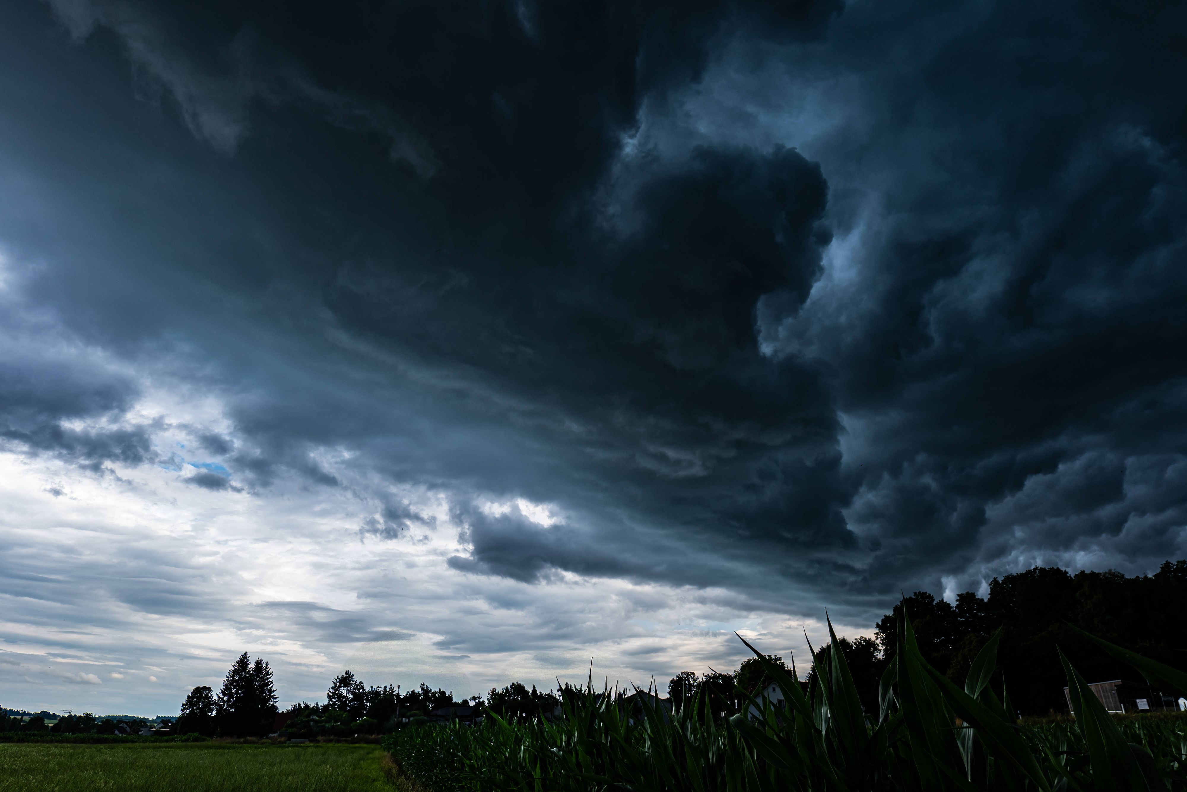 Dunkle Gewitterwolken ziehen am Dienstag über Österreich auf.