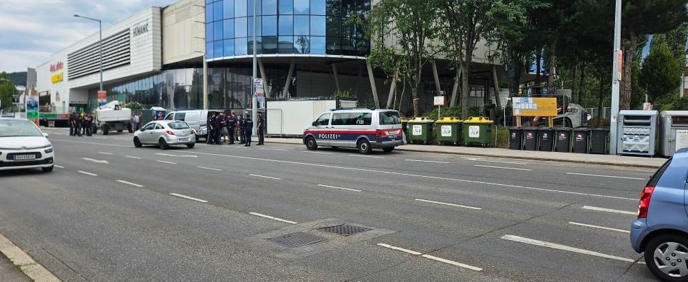 Polizei sperrt Albert-Schweitzer-Gasse in Penzing ab.