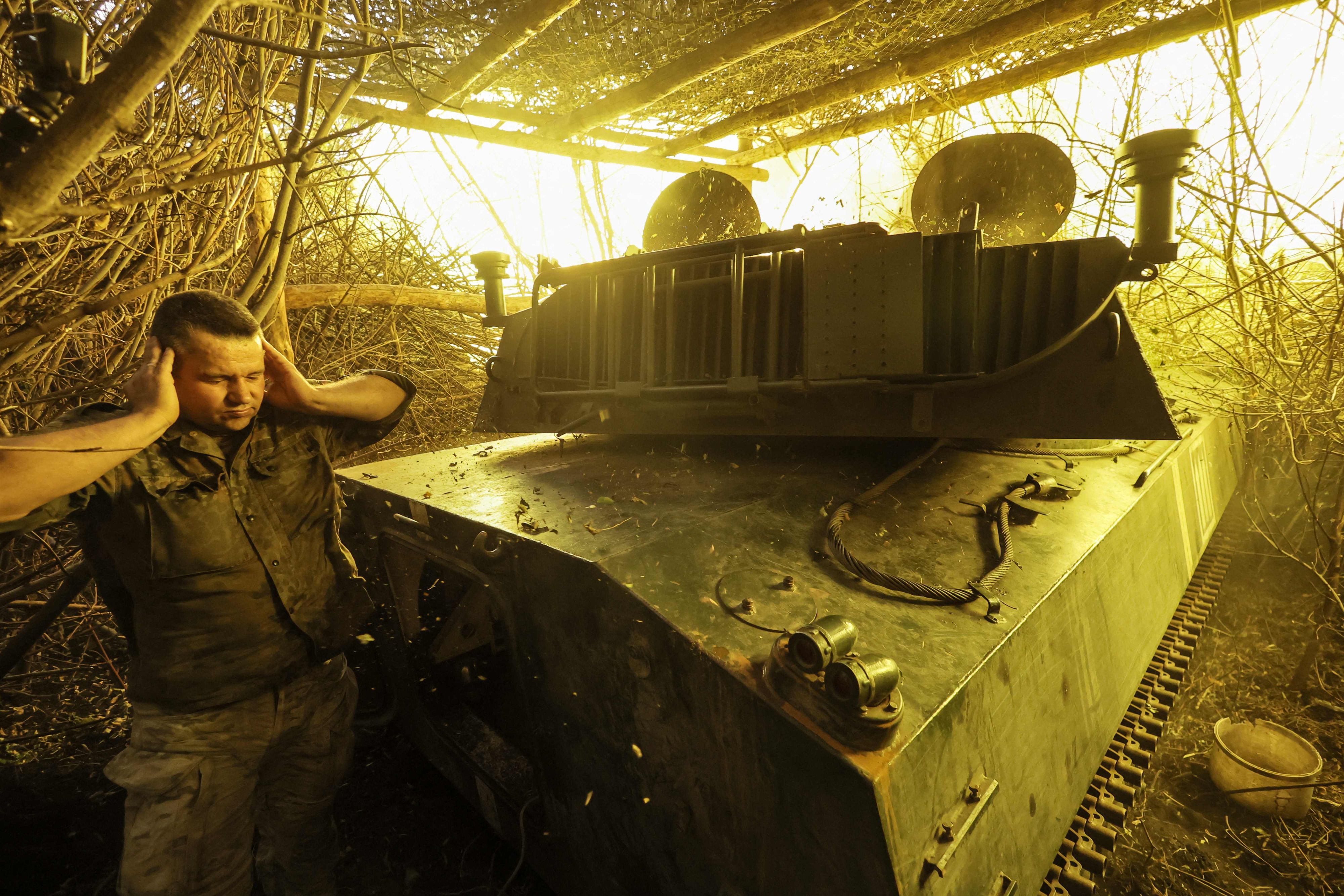 Ein ukrainischer Soldat beim Abfeuern einer Haubitze an der Donbass-Front. Veröffentlicht am 22. Juli 2025.