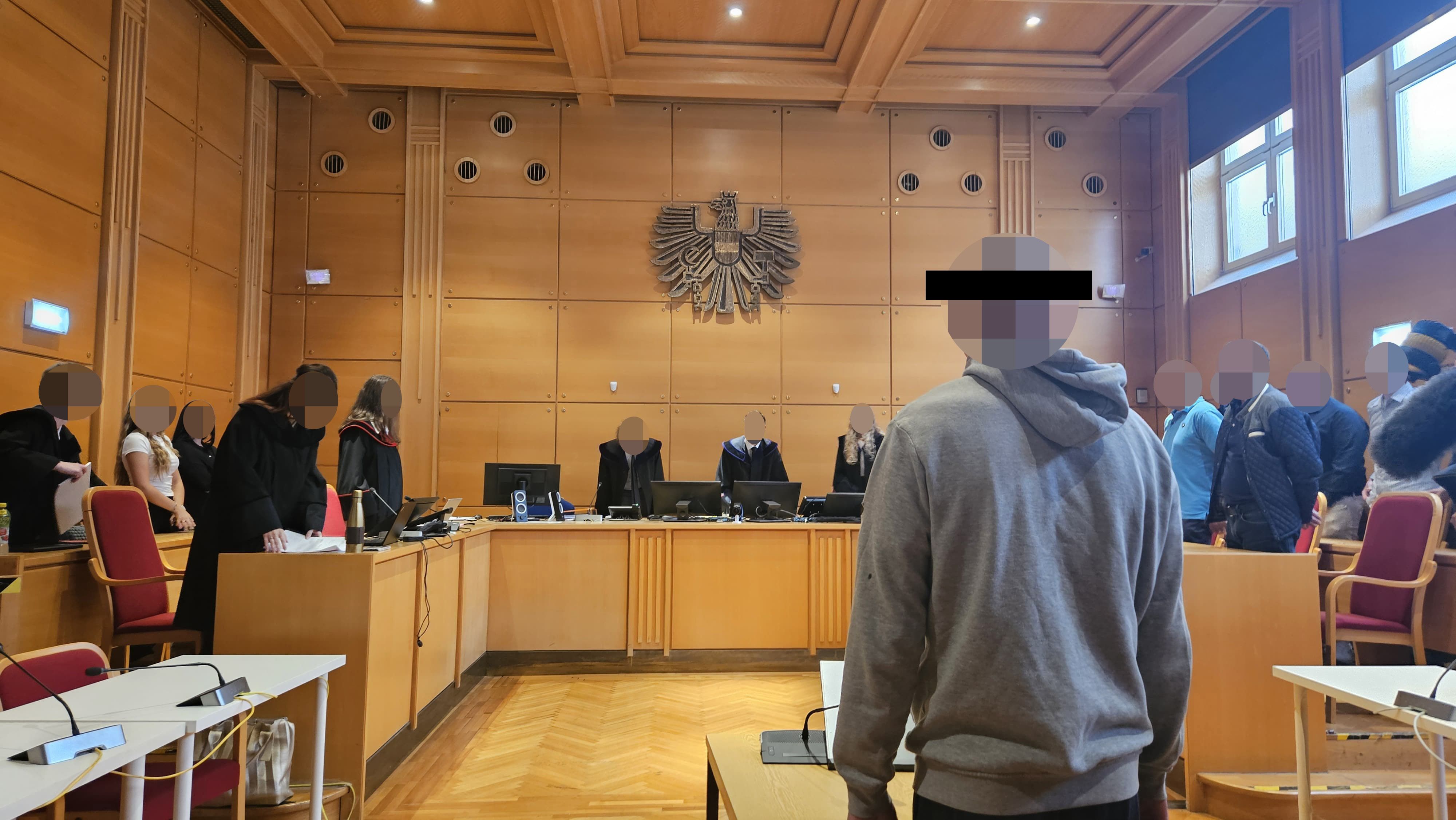 Der Angeklagte (46) muss sich Dienstag und Donnerstag im Schwurgerichtssaal verantworten.