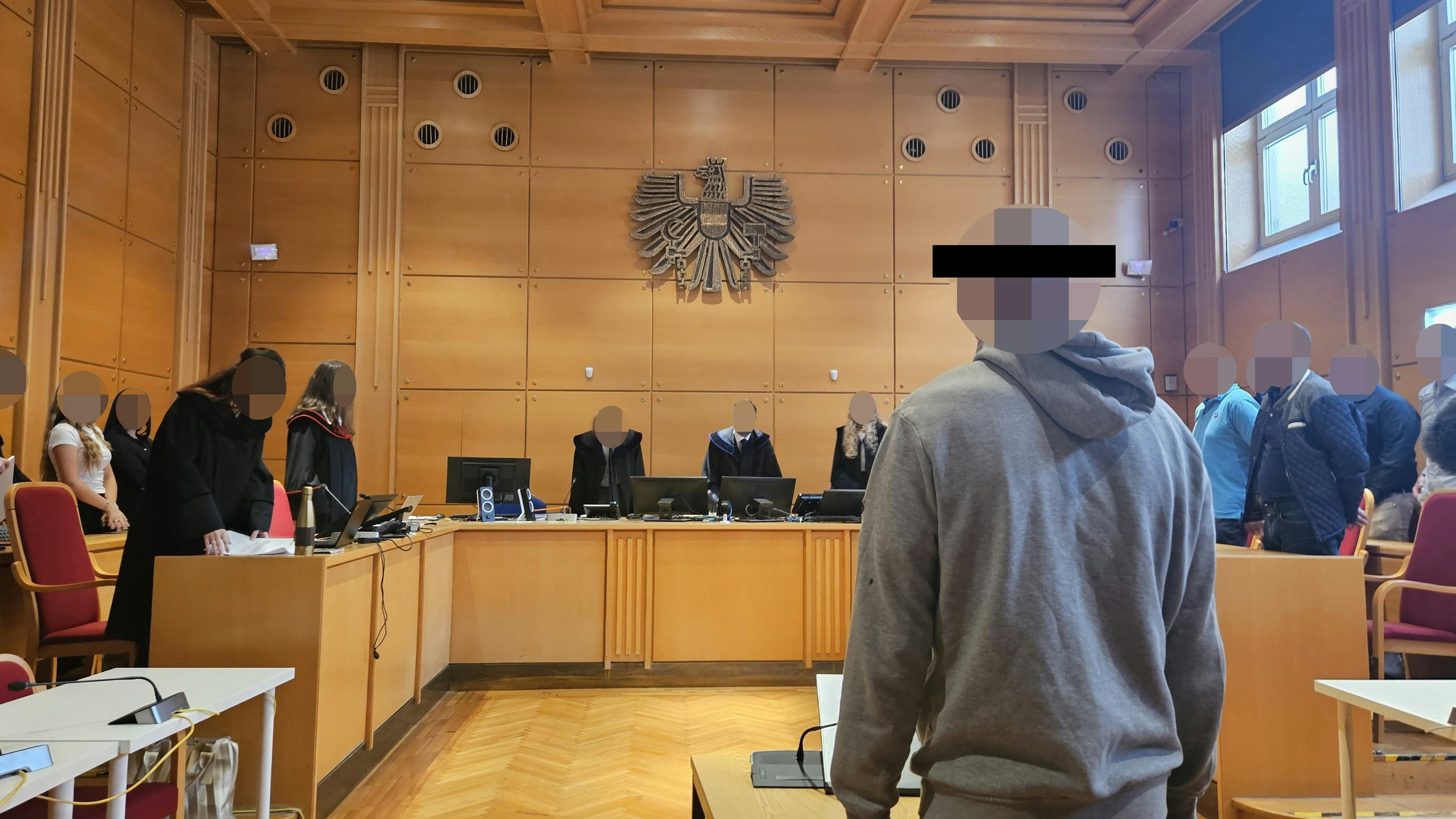 Der Angeklagte (46) muss sich Dienstag und Donnerstag im Schwurgerichtssaal verantworten.