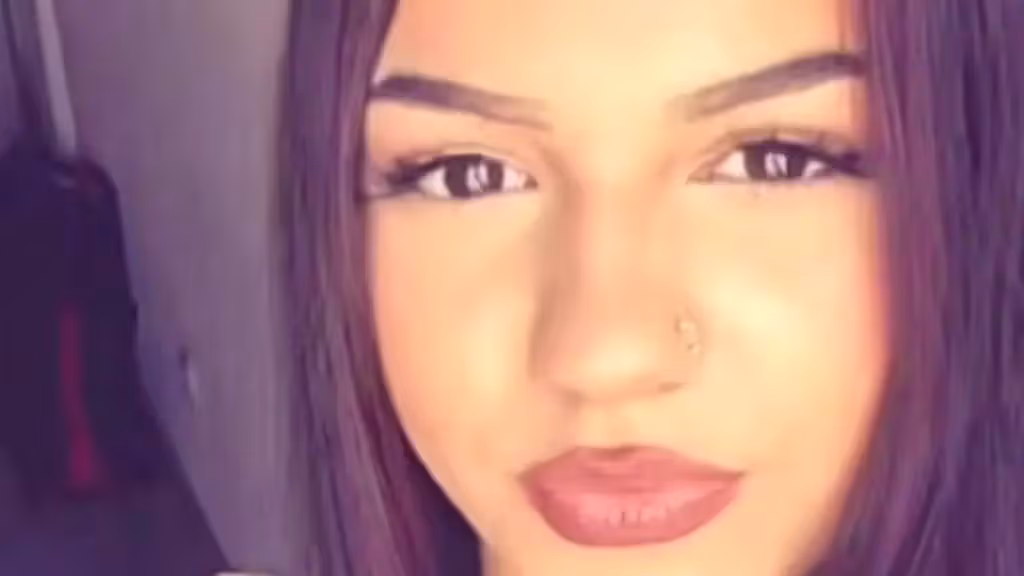 Alysha ist 163 Zentimeter groß, schlank, hat lange, dunkle Haare, eine Zahnspange, ein Nasen- und ein Zungen-Piercing sowie ein Blumen-Tattoo am rechten Unterarm.