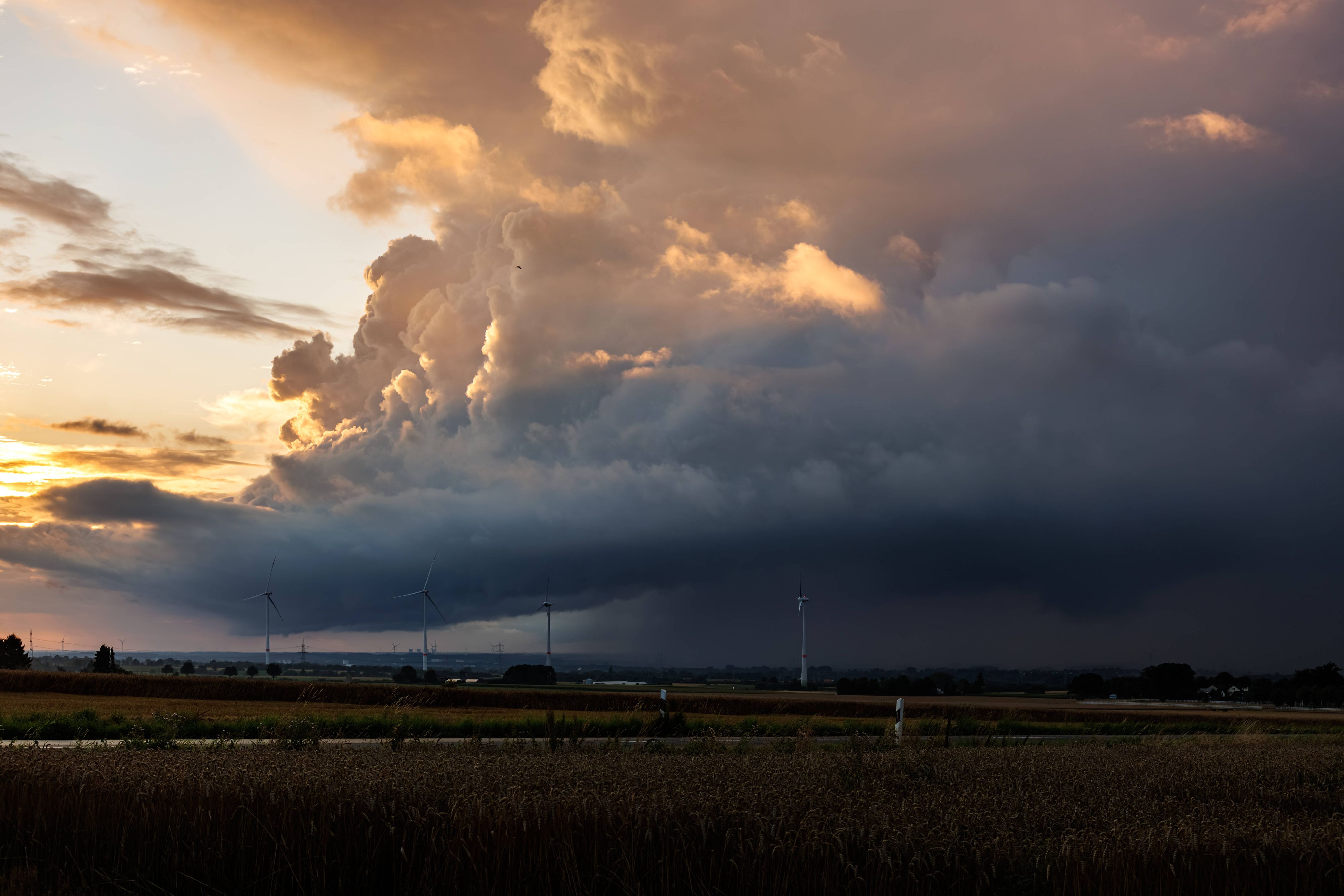 Eine Gewitterwalze steuert am Dienstag auf Österreich zu.