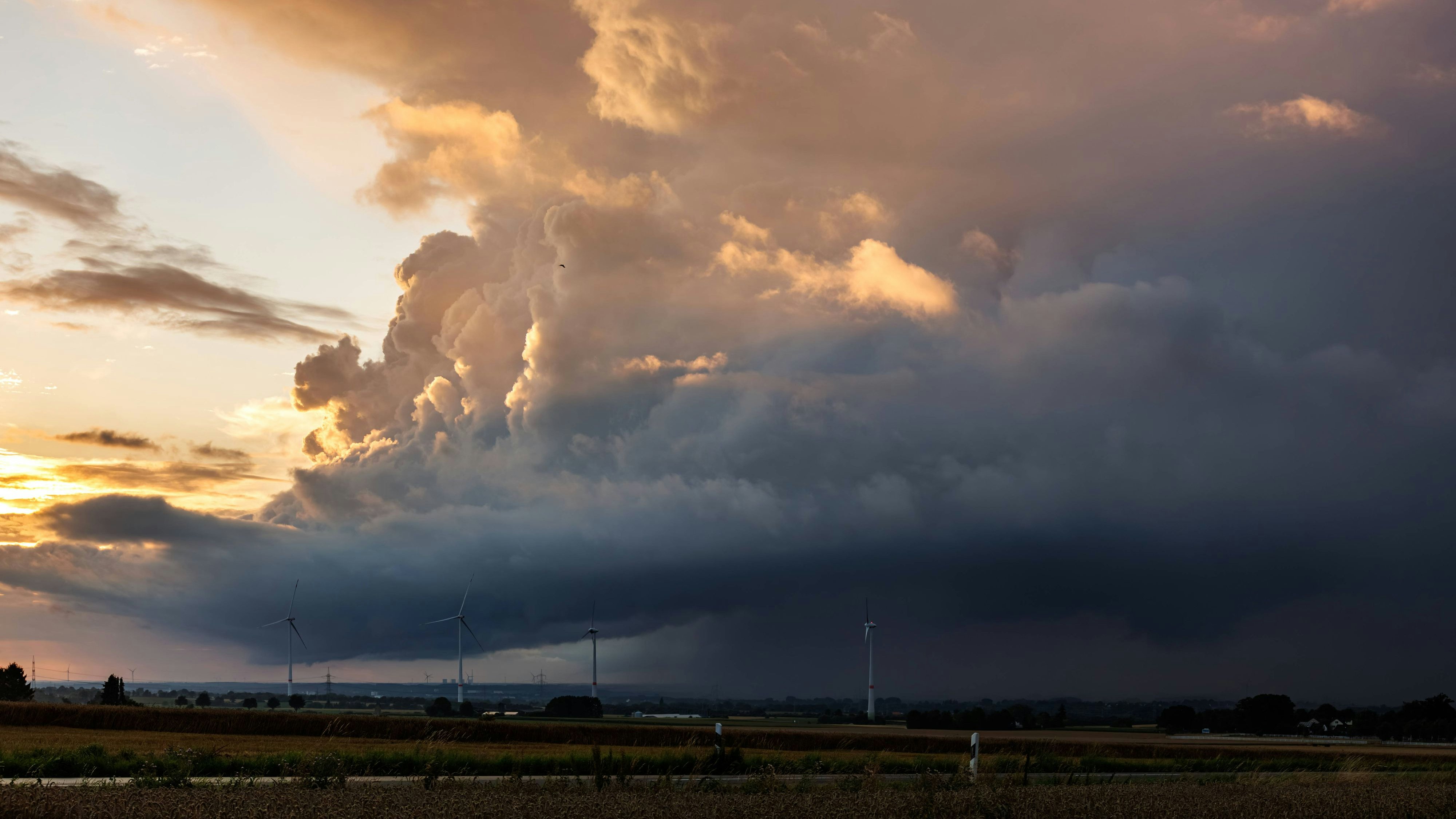 Heute.at - Heftige Gewitter steuern jetzt direkt auf Österreich zu