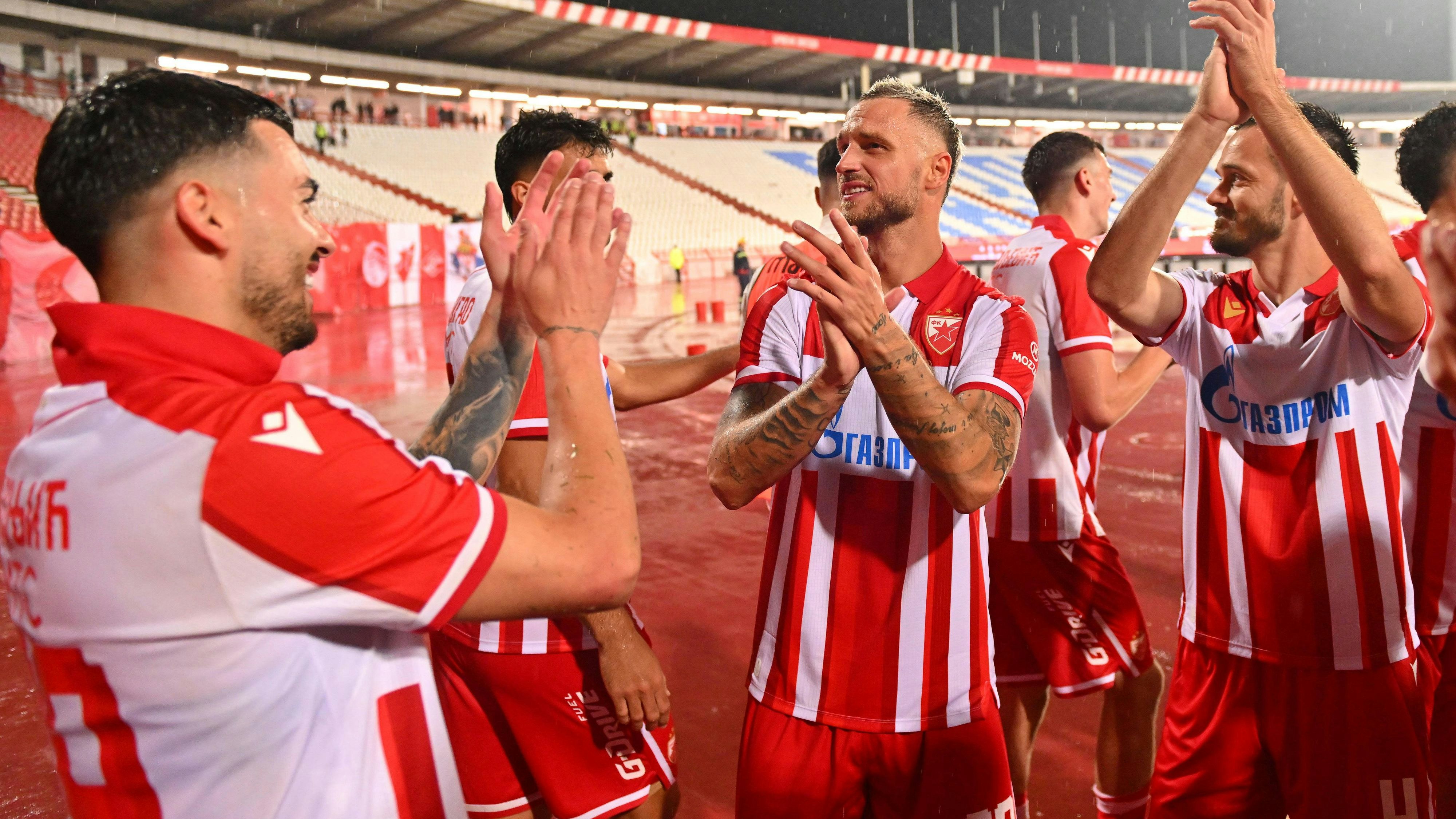 Arnautovic feiert Debut-Sieg mit Teamkameraden.