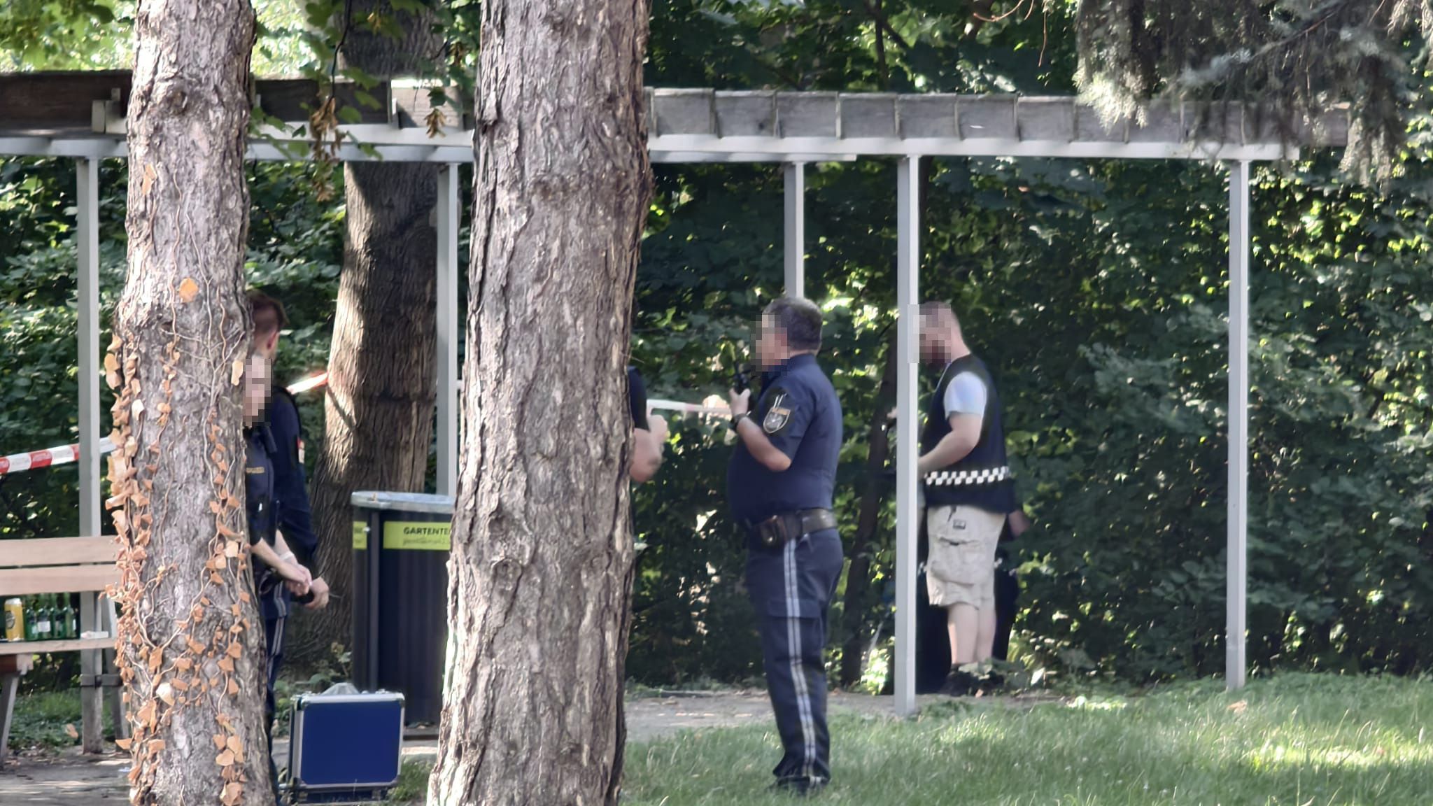 Großeinsatz an der Oberen Alten Donau in Floridsdorf: Polizisten sichern Spuren am Tatort.