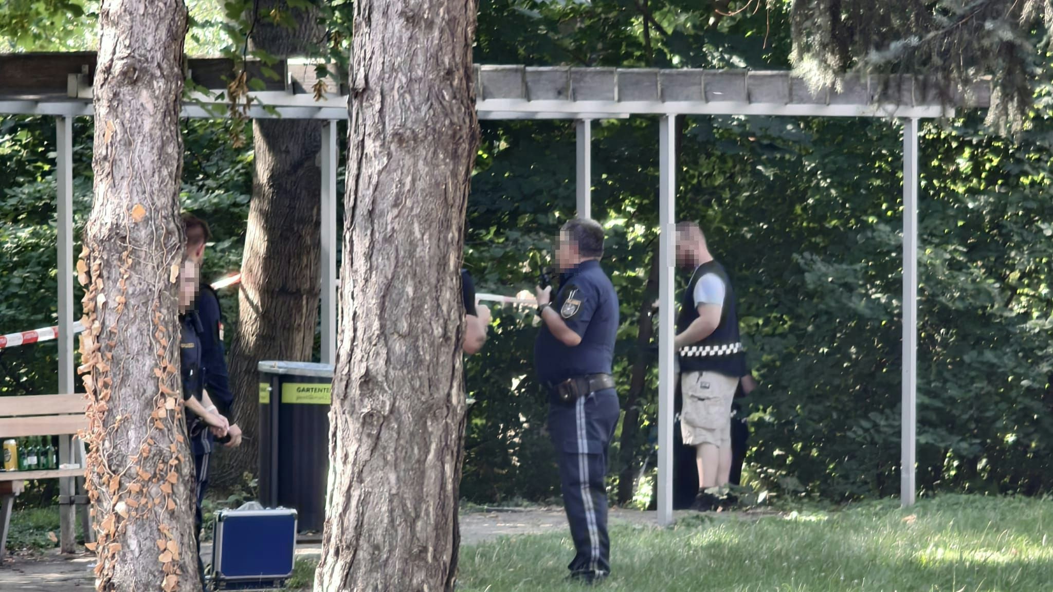 Großeinsatz an der Oberen Alten Donau in Floridsdorf: Polizisten sichern Spuren am Tatort.