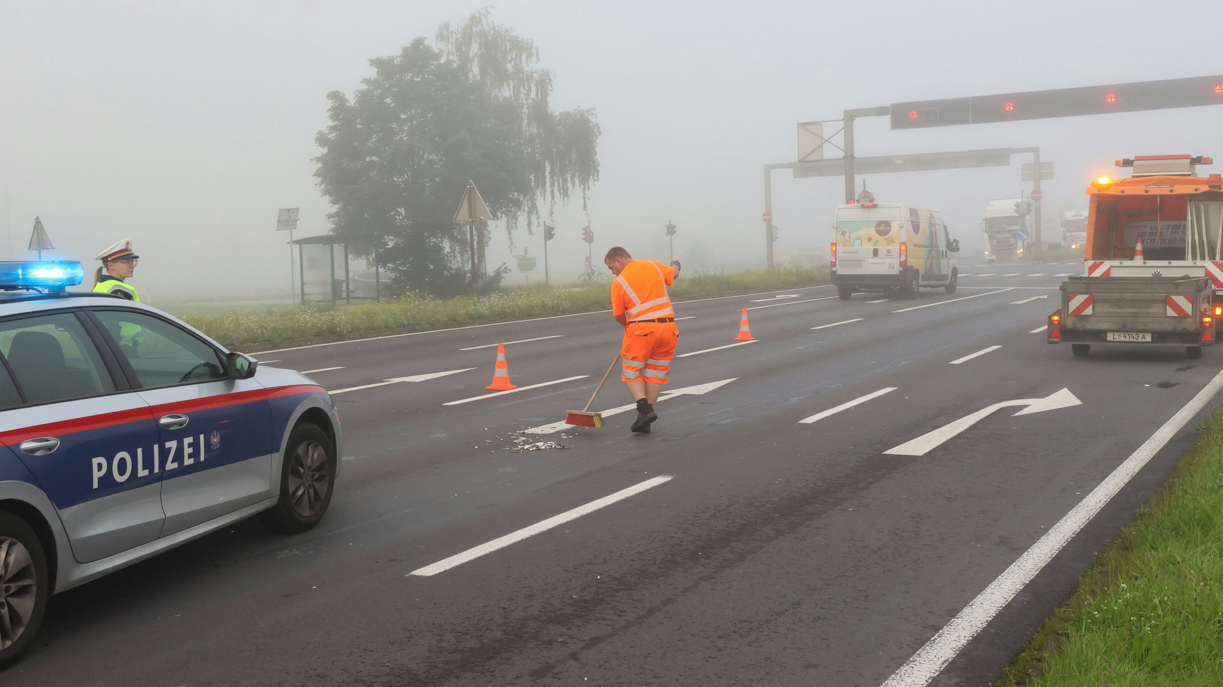 Heute.at - Feuerwehr durfte Splitter nicht von Straße kehren