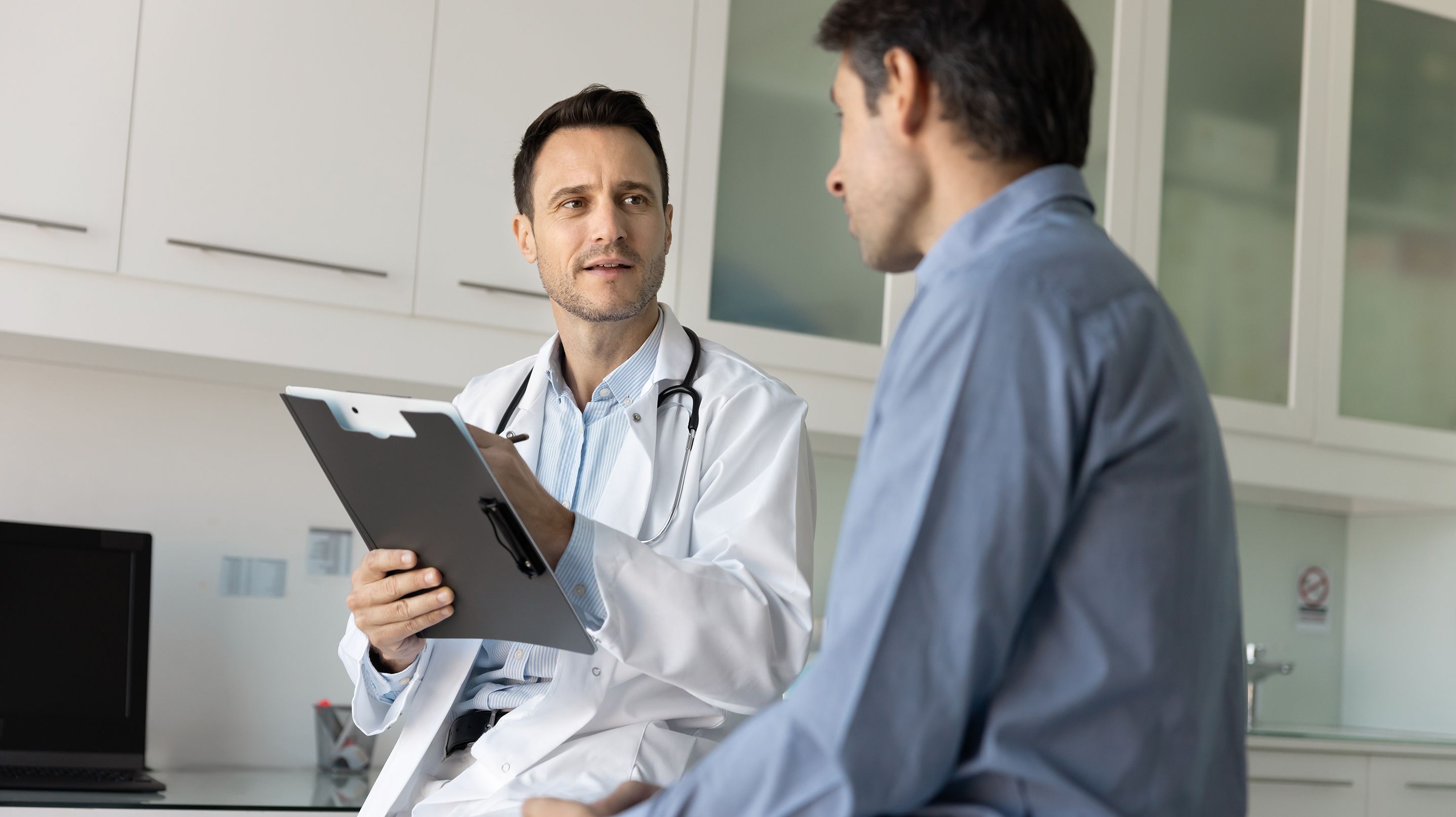 Immer mehr Menschen greifen notgedrungen zu Privatversicherungen.