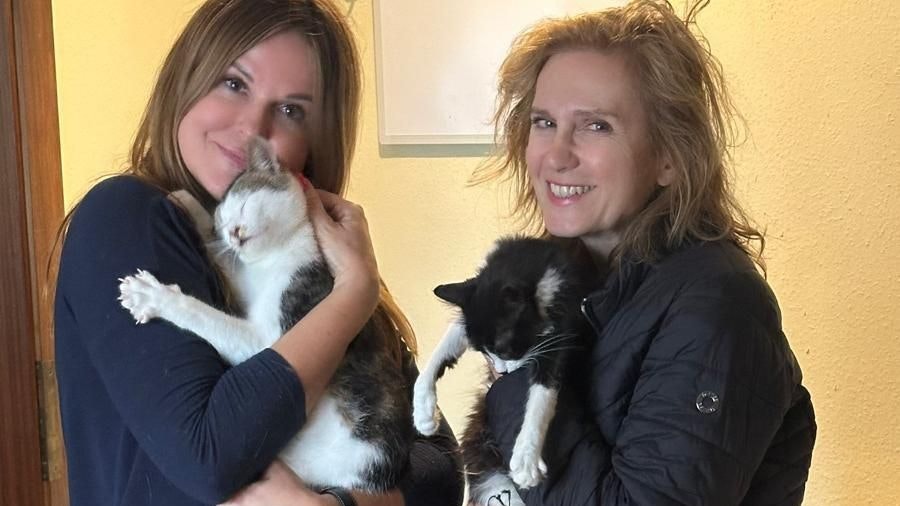 Ex-Flugbegleiterin Sabine Neschner mit Star-Anwältin Astrid Wagner.