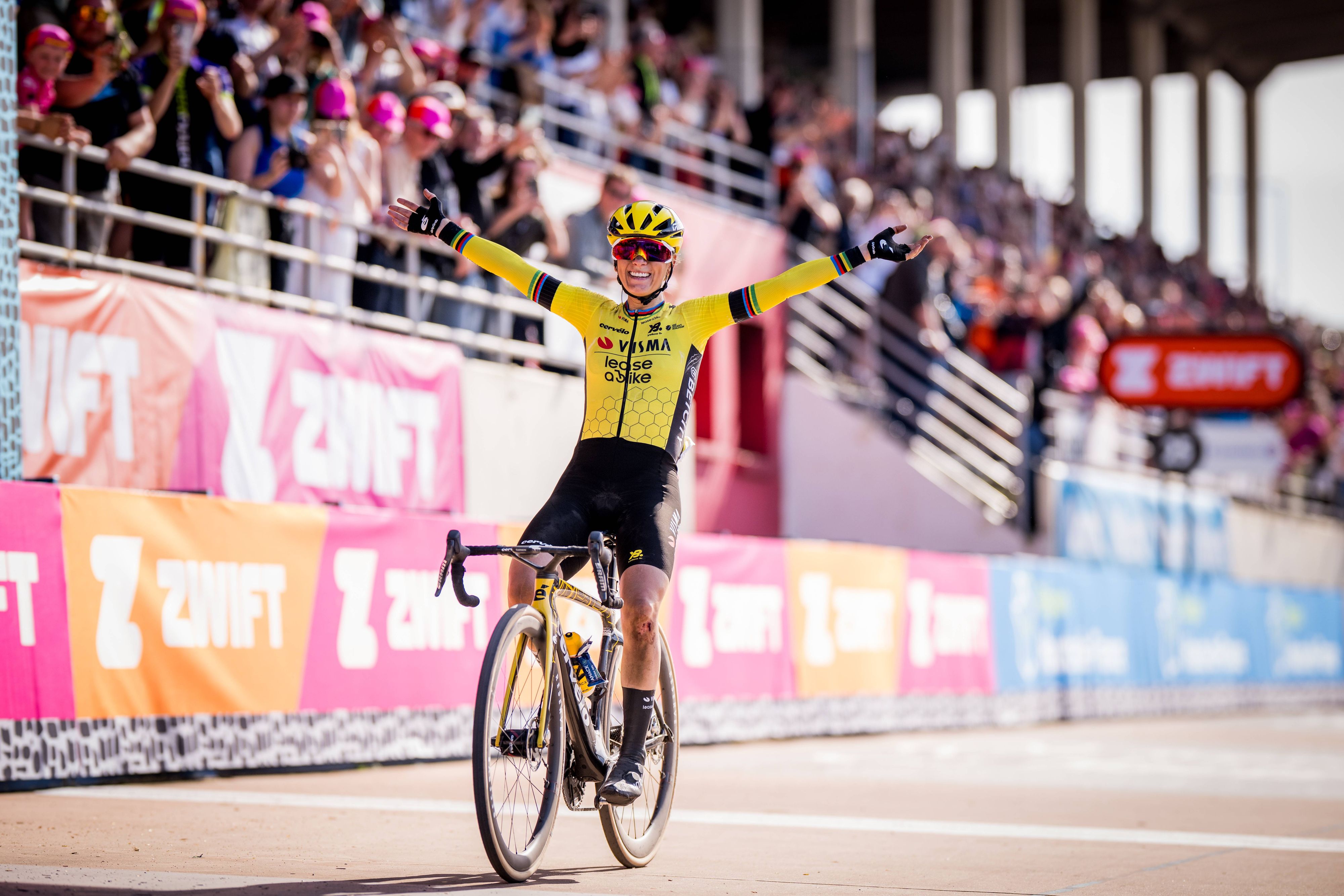 Pauline Ferrand- Prevot, Siegerin der Tour de France Femmes. 
