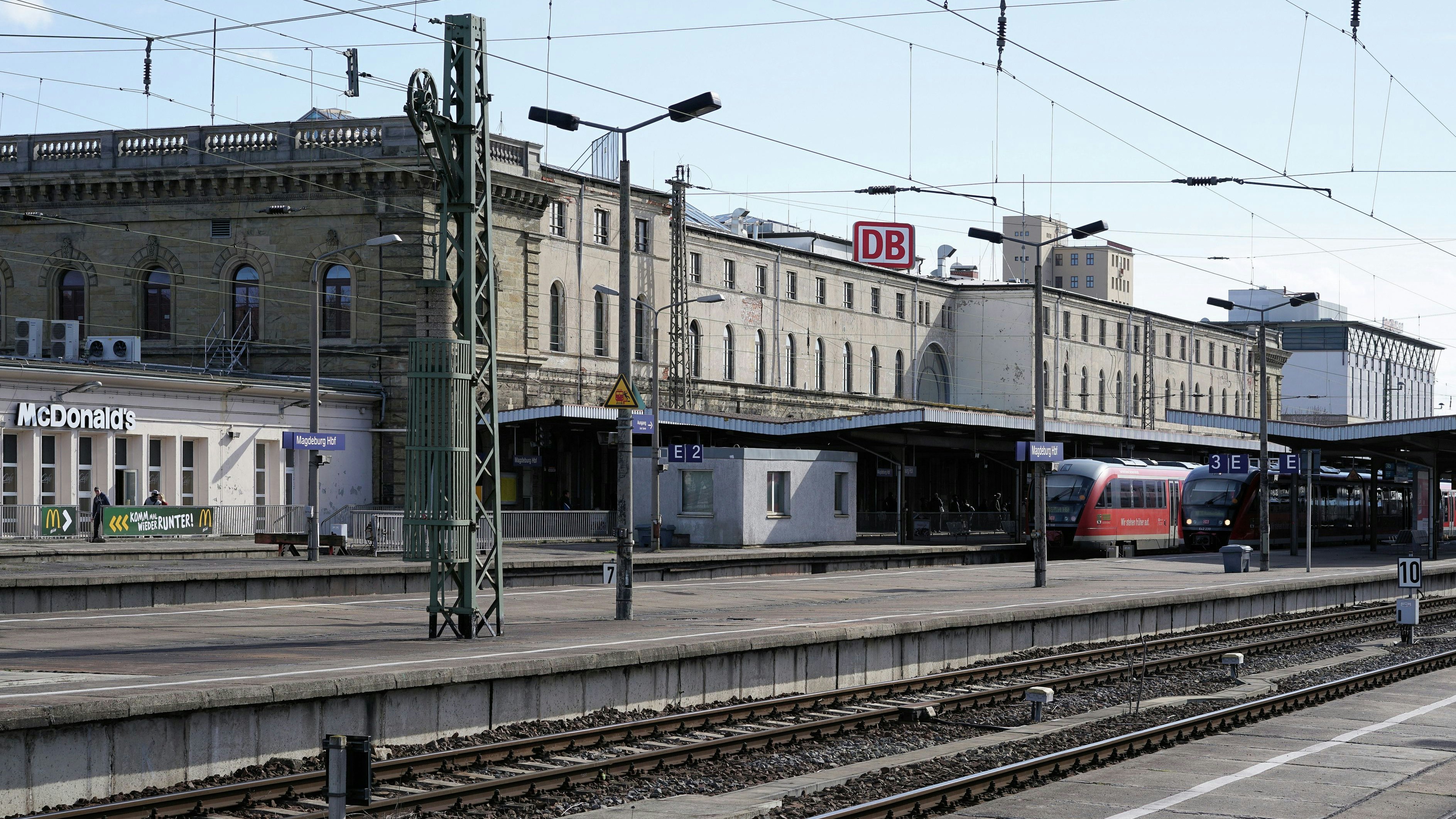 Heute.at - Mann lässt die Hose runter und uriniert auf Bahnsteig