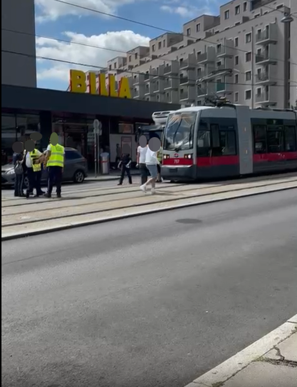 Der Mann wurde beim Überqueren der Straße von der Straßenbahn erfasst.