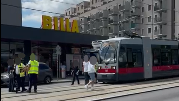 Der Mann wurde beim Überqueren der Straße von der Straßenbahn erfasst.