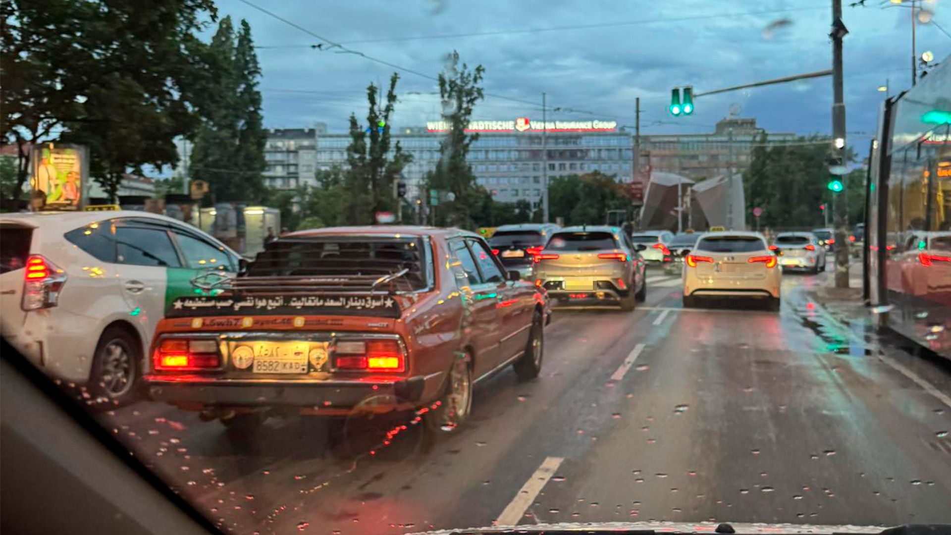 Der Oldtimer aus Saudi-Arabien dreht mit einer Botschaft seine Runden durch die Wiener City. 