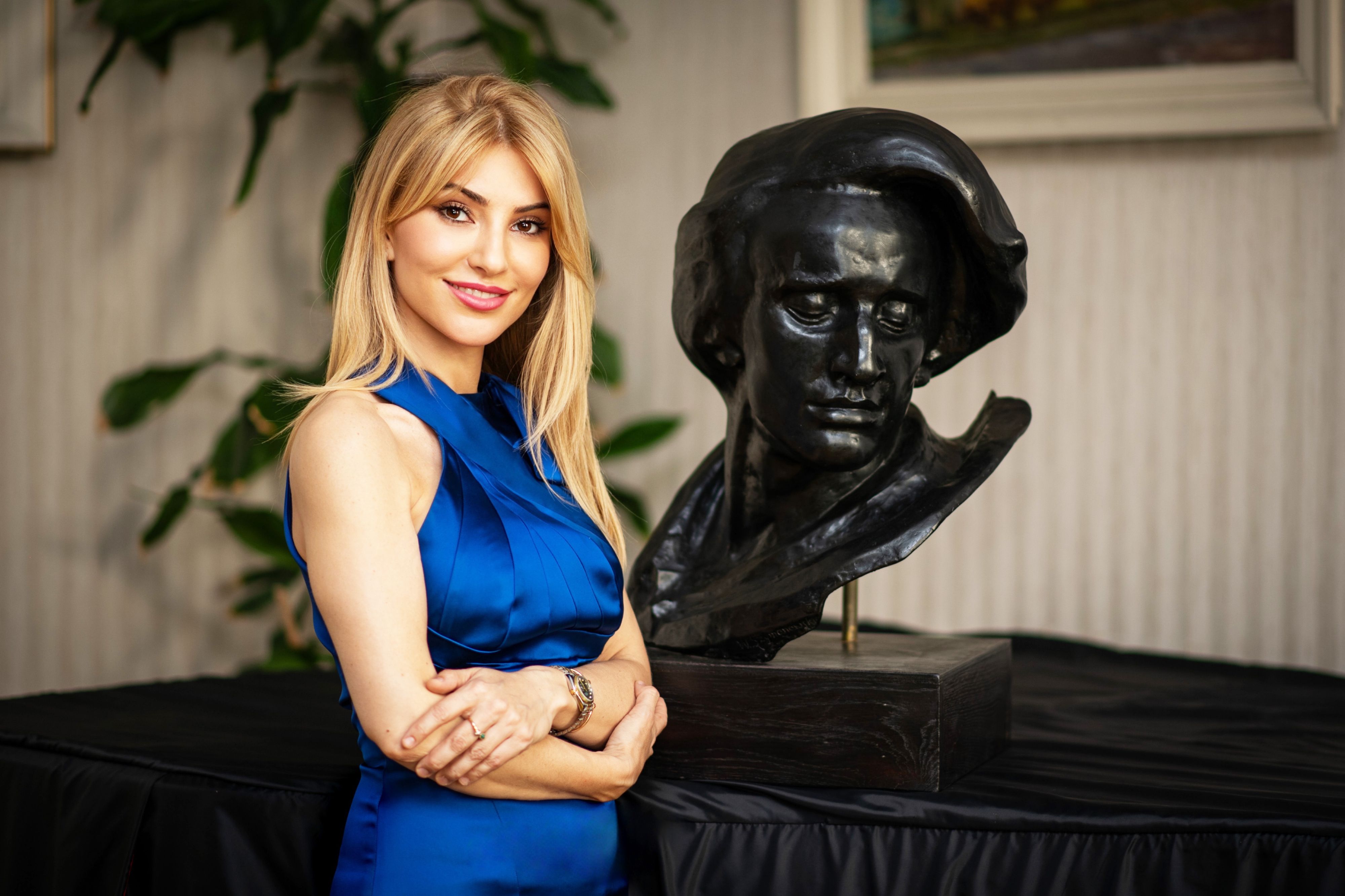 Donka Angatscheva, Vizepräsidentin des Chopin-Festivals, neben einer Büste des großen Musikers: 