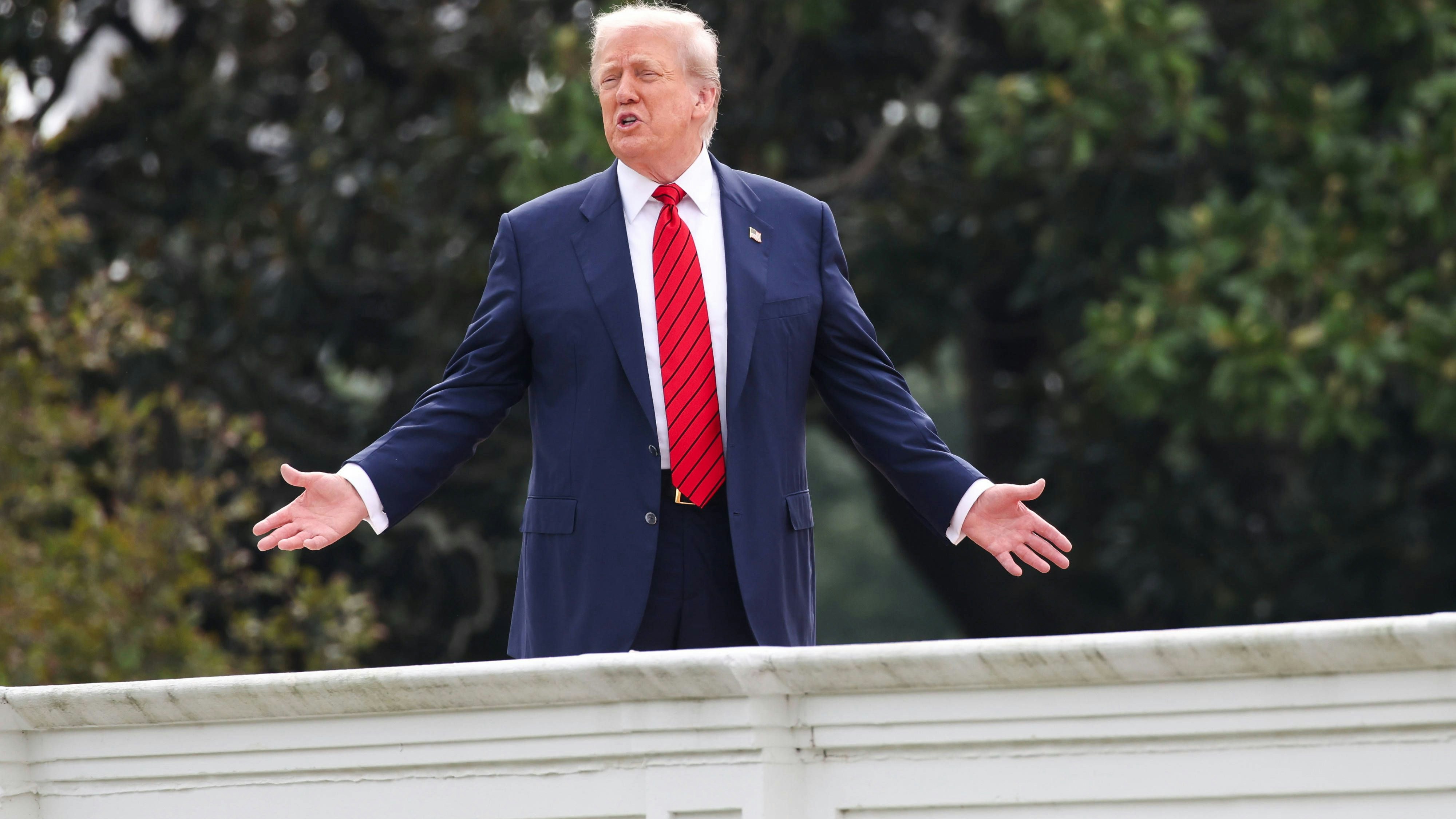 Heute.at - Trump macht kleinen Spaziergang am Dach vom Weißen Haus
