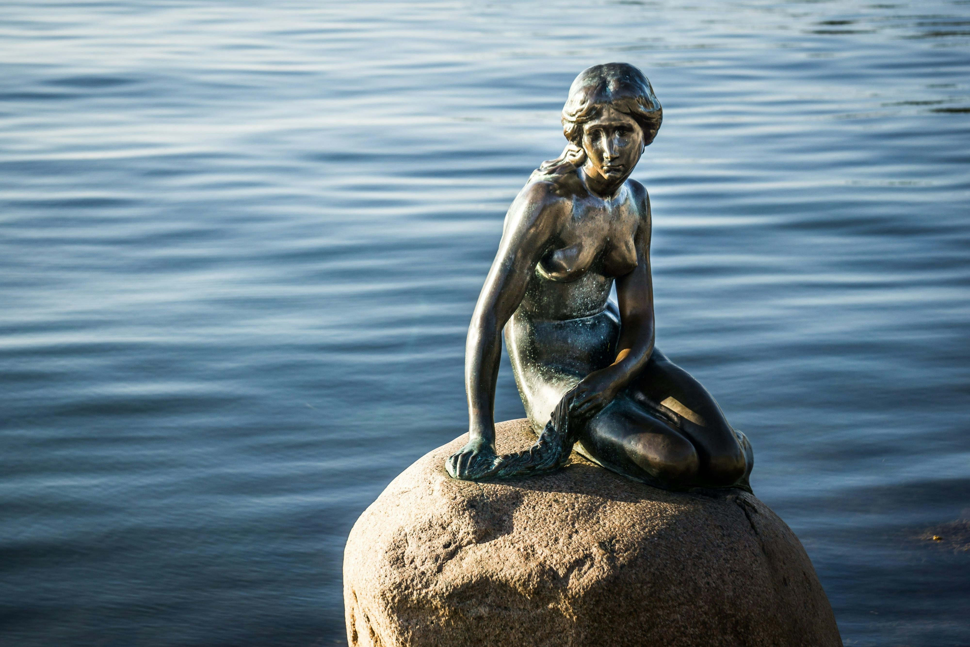 Die kleine Artgenossin der vollbusigen Meerjungfrau: Die weltberühmte Bronzestatue aus dem Jahr 1913 von Edvard Eriksen wurde nach dem Ebenbild der Frau des Künstlers, Eline, geschaffen
